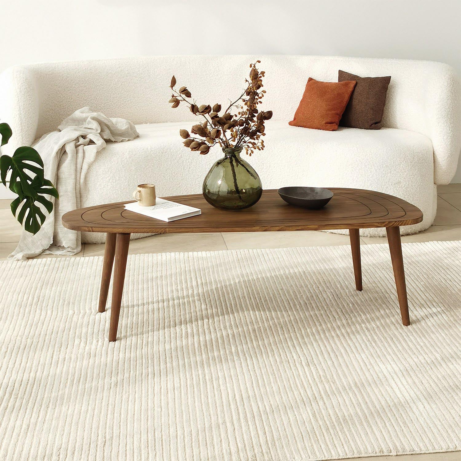 Verleihen Sie Ihrem Wohnraum mit dem Sweet Sofatisch in Walnuss von Hanah Home einen Hauch von Luxus und zeitloser Eleganz.
