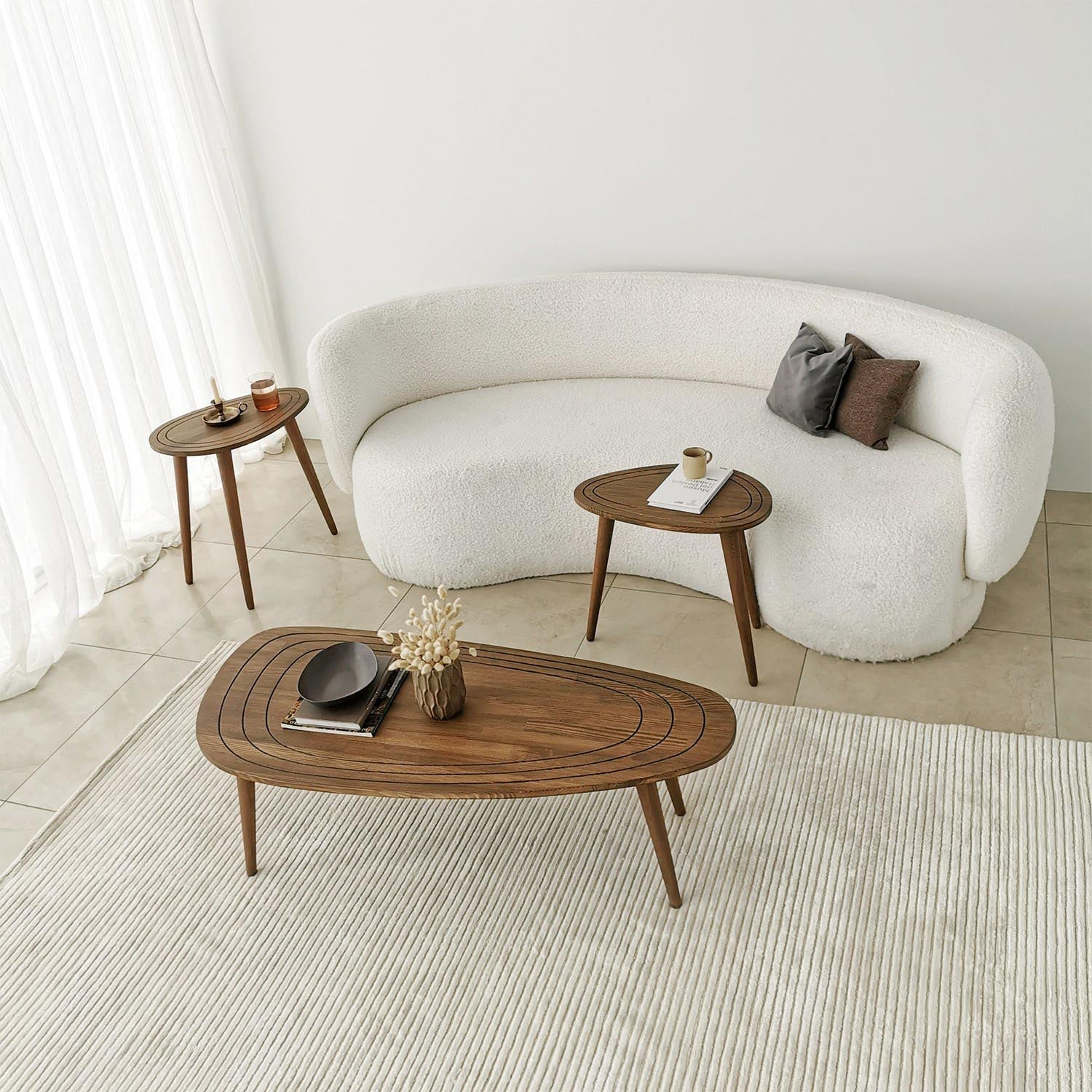 Verleihen Sie Ihrem Wohnraum mit dem Sweet Sofatisch in Walnuss von Hanah Home einen Hauch von Eleganz und Funktionalität.