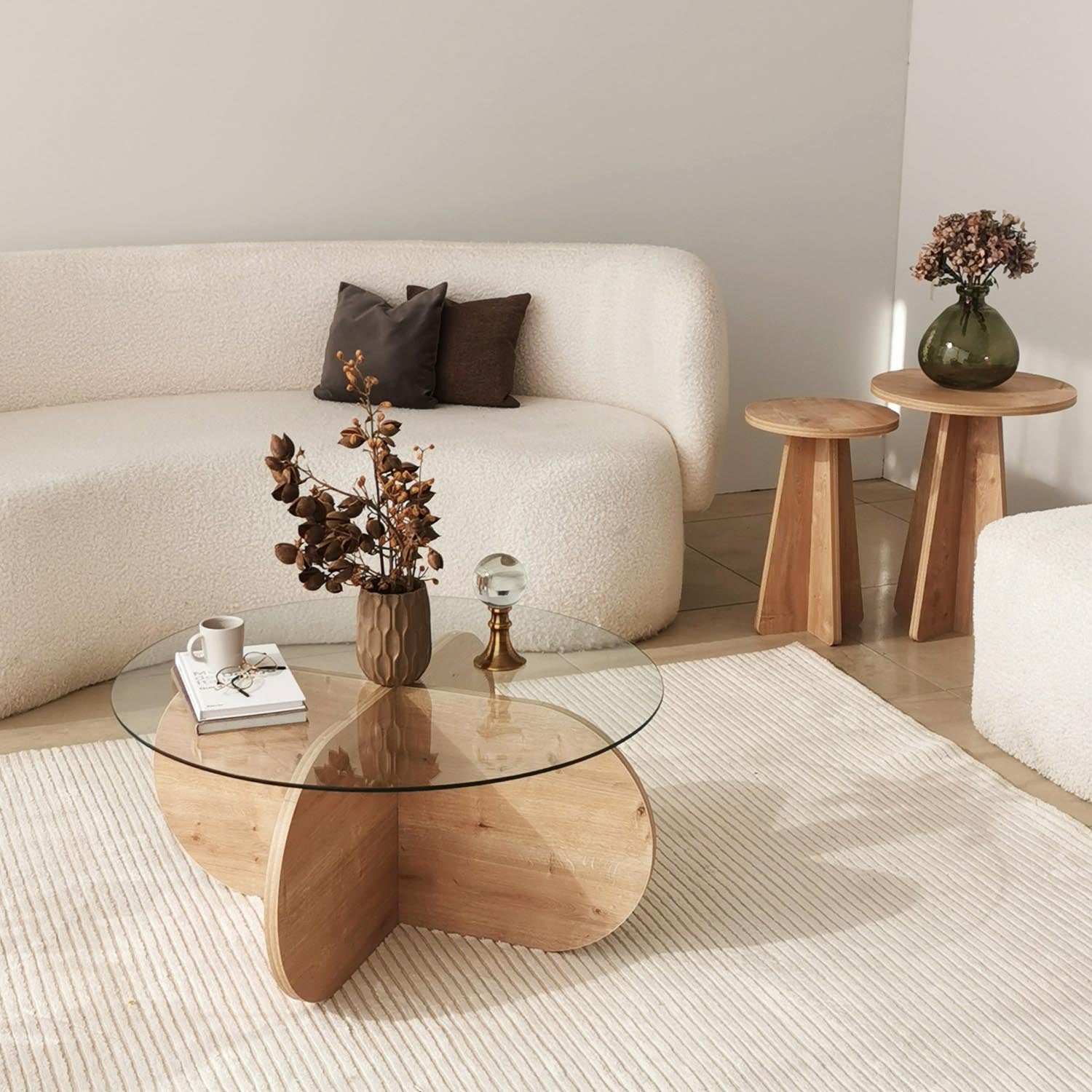 Verleihen Sie Ihrem Wohnraum mit dem Bubble Sofatisch aus Saphir-Eiche von Hanah Home einen Hauch von Luxus und zeitloser Schönheit.