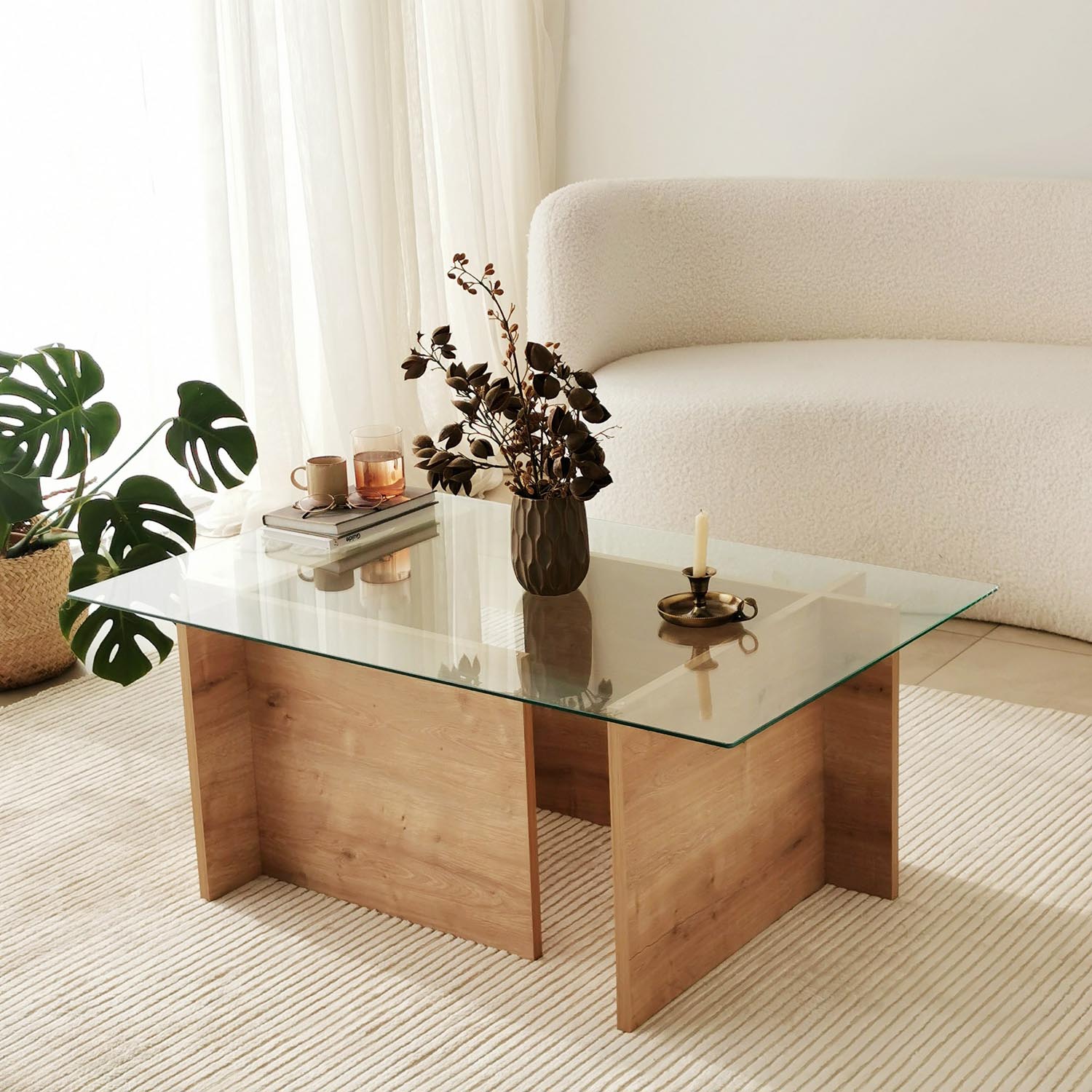 Erleben Sie den Escape Sofatisch aus Saphir-Eiche von Hanah Home – eine stilvolle Kombination aus robustem Massivholz und elegantem Glas für Ihr Wohnzimmer.