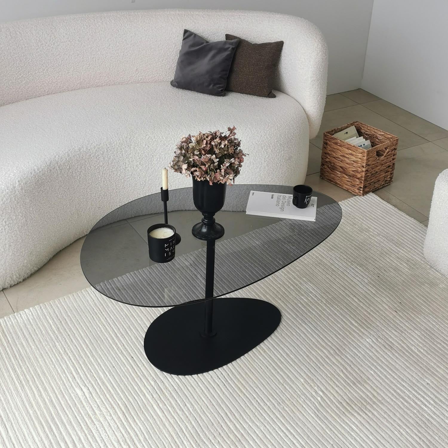 Erleben Sie den Porto Sofatisch von Hanah Home in edlem Dunkelgrau Schwarz. Dieser stilvolle Couchtisch aus gehärtetem Glas und stabilen Metallbeinen bringt Eleganz und Funktionalität in Ihr Zuhause.