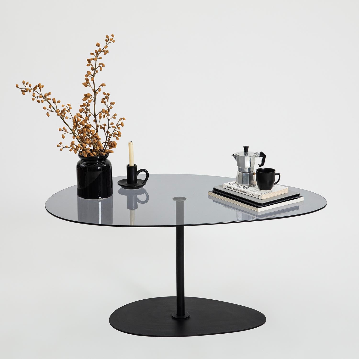 Entdecken Sie den Porto Sofatisch von Hanah Home in edlem Dunkelgrau Schwarz. Dieser moderne Couchtisch aus robustem gehärtetem Glas und stabilen Metallbeinen vereint Stil und Funktionalität für Ihr Wohnzimmer.