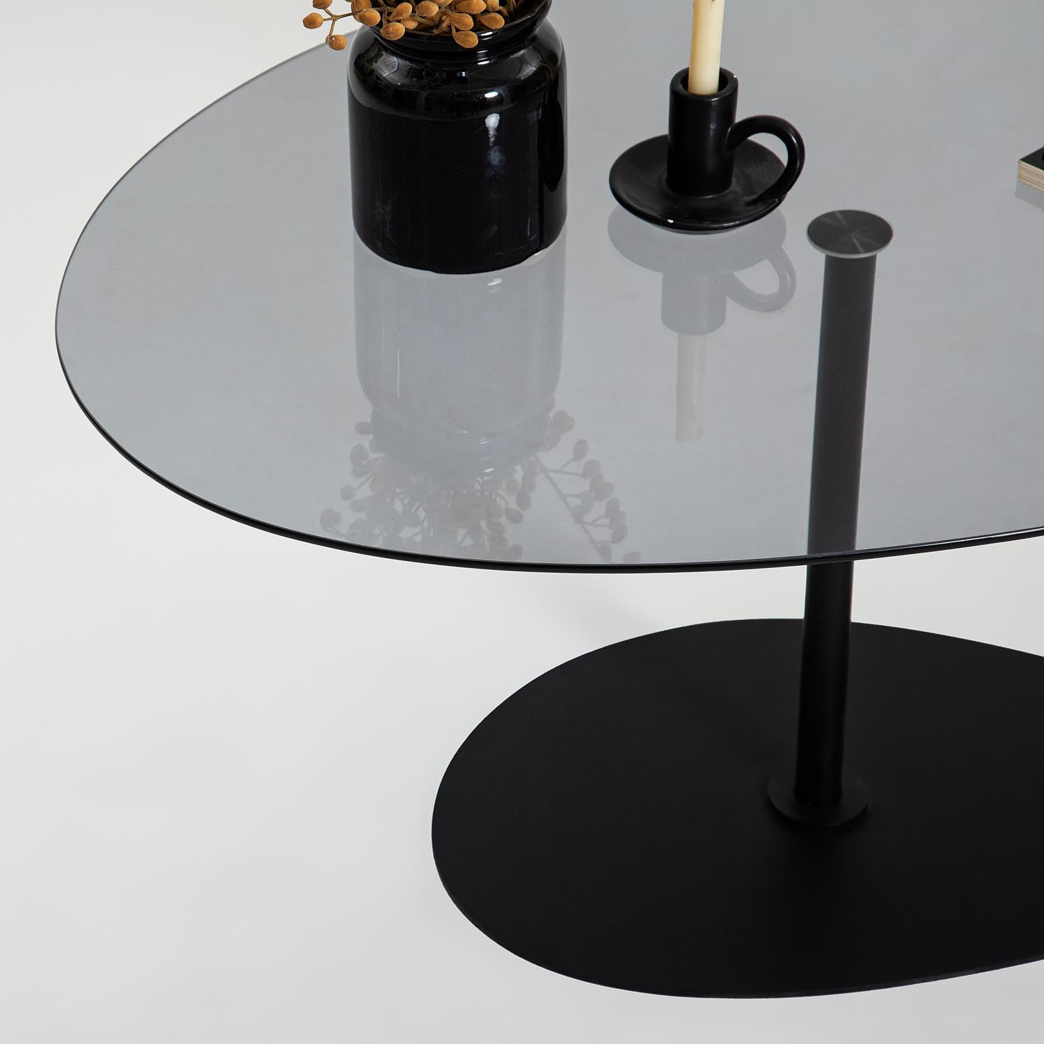 Entdecken Sie den Porto Sofatisch von Hanah Home in edlem Dunkelgrau Schwarz. Dieser stilvolle Couchtisch vereint modernes Design mit praktischer Funktionalität und wird zum Highlight Ihres Wohnraums.