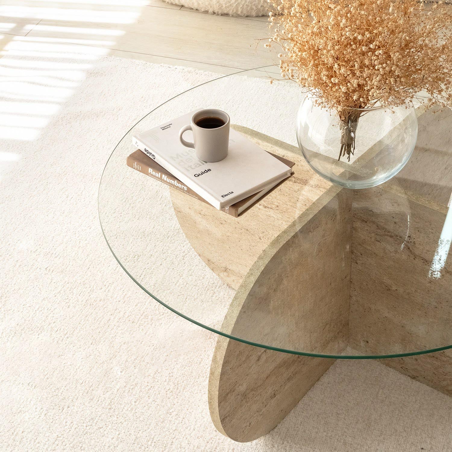 Entdecken Sie den Bubble Sofatisch von Hanah Home in Travertin – ein eleganter Tisch, der modernes Design und zeitlose Raffinesse vereint.