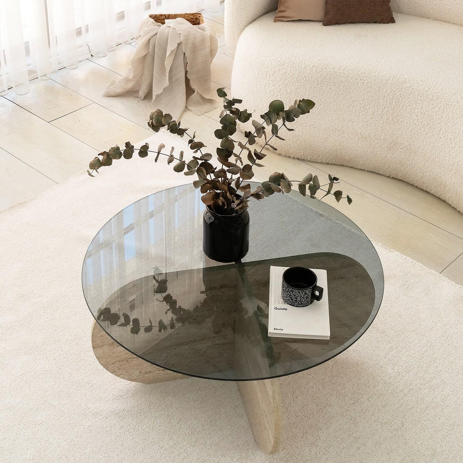 Entdecken Sie den Bubble Sofatisch in Travertin Fume von Hanah Home – ein stilvoller Couchtisch, der jedem Raum Eleganz verleiht.