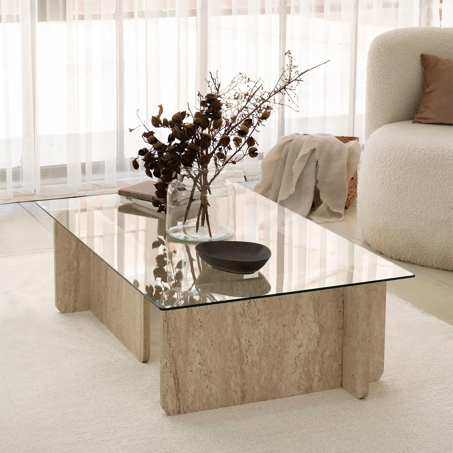 Eleganter Escape Sofatisch aus Travertin von Hanah Home, perfekt für stilvolle Wohnräume und entspannte Abende.