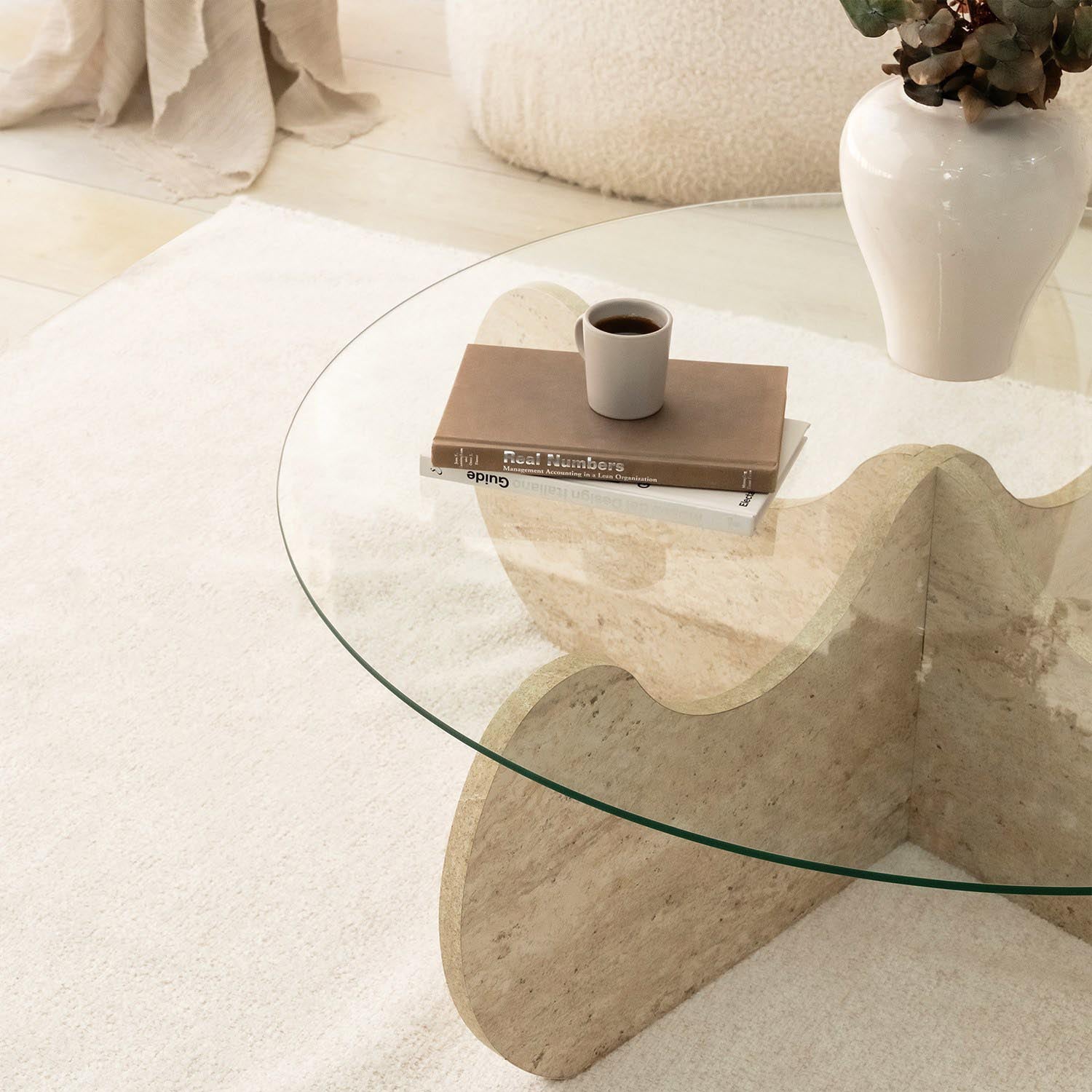 Entdecken Sie den Himalayas Sofatisch von Hanah Home – ein eleganter Travertin-Couchtisch, der Ihrem Wohnraum einen Hauch von Luxus verleiht.