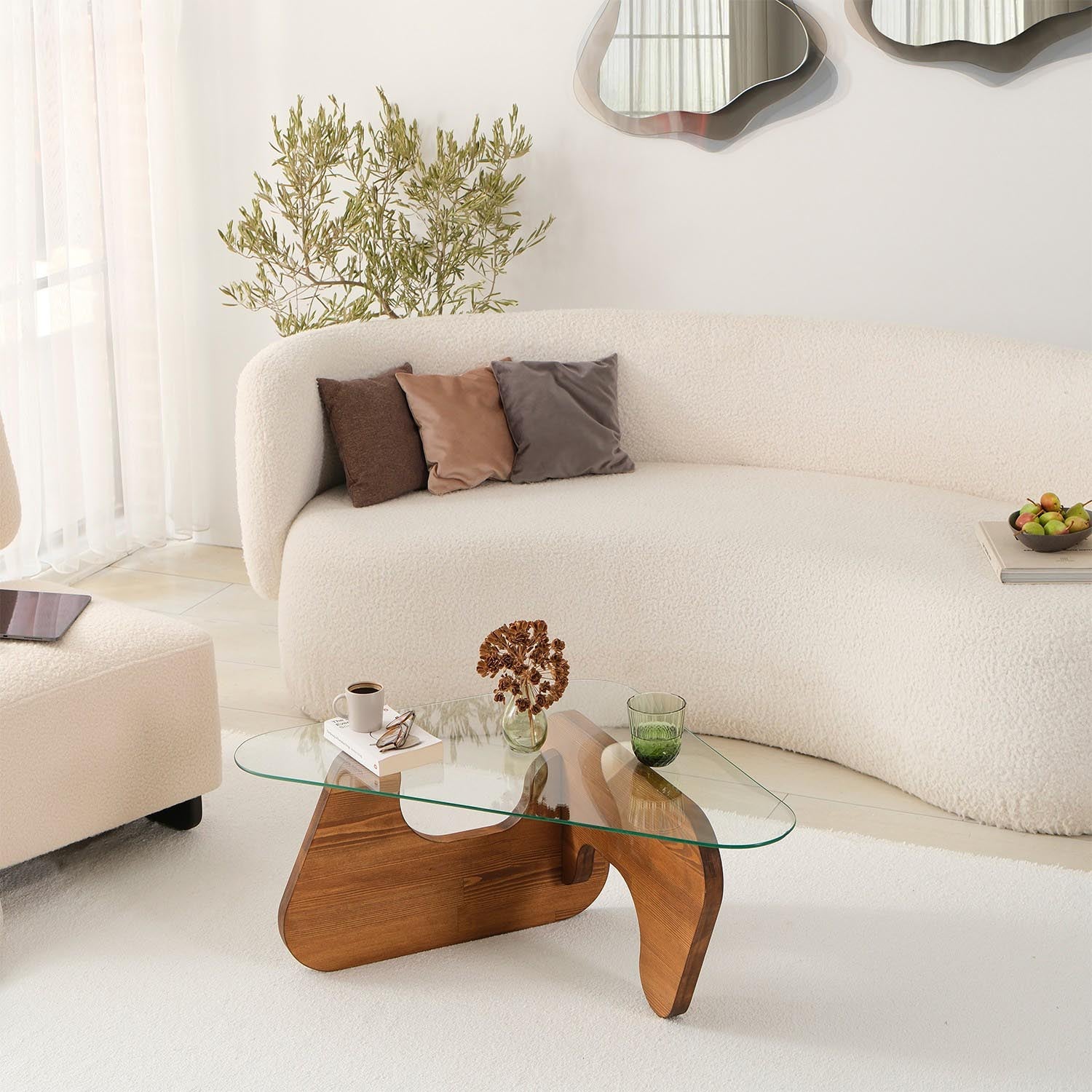 Verleihen Sie Ihrem Zuhause mit dem Freya Sofatisch in Kastanie von Hanah Home einen Hauch von Eleganz. Robustes Design trifft auf stilvolle Materialien.