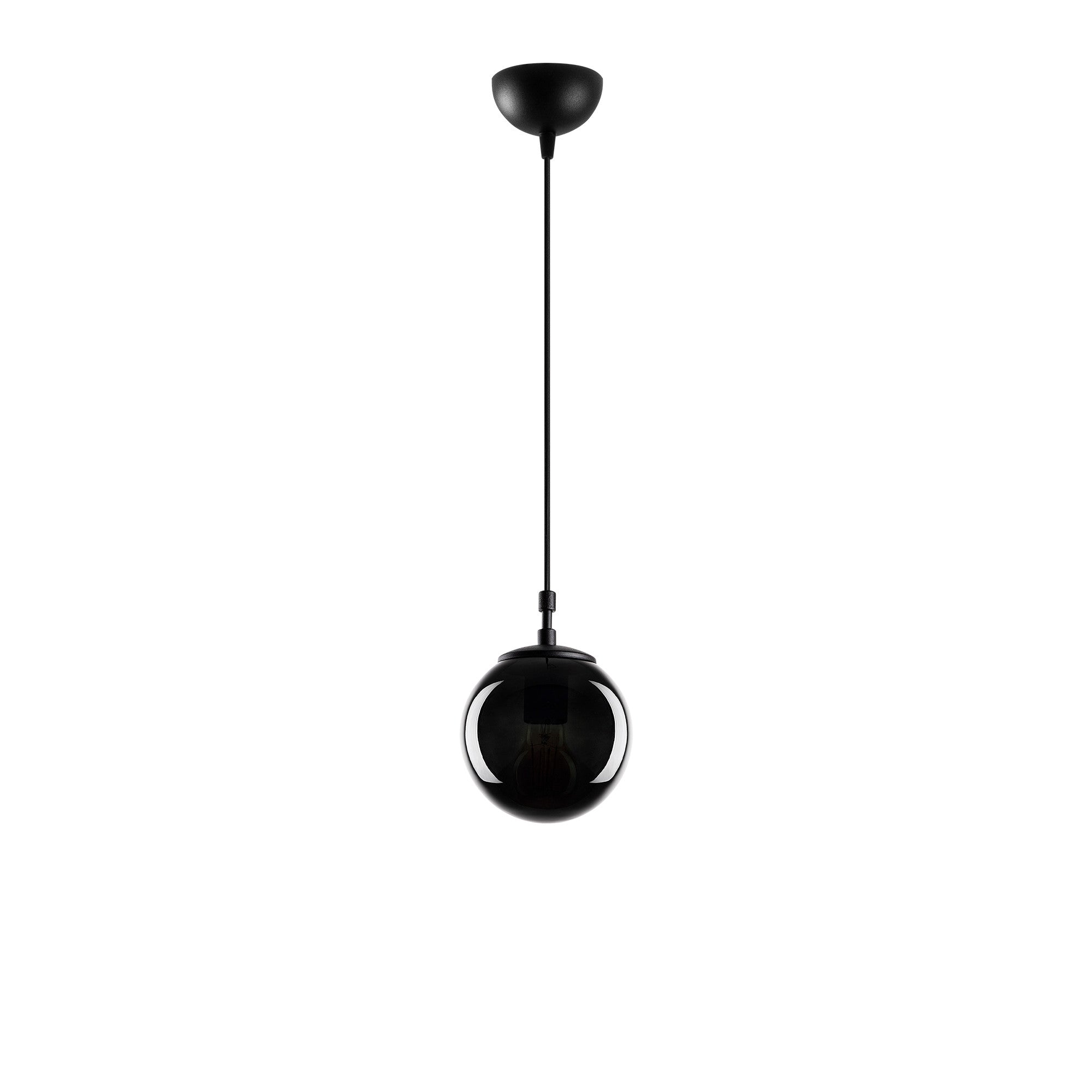 Verleihen Sie Ihrem Zuhause mit der Efe Pendelleuchte in Schwarz von Opviq einen Hauch von Eleganz. Ihr modernes Design und die stilvolle Glaskappe schaffen eine einladende Atmosphäre.