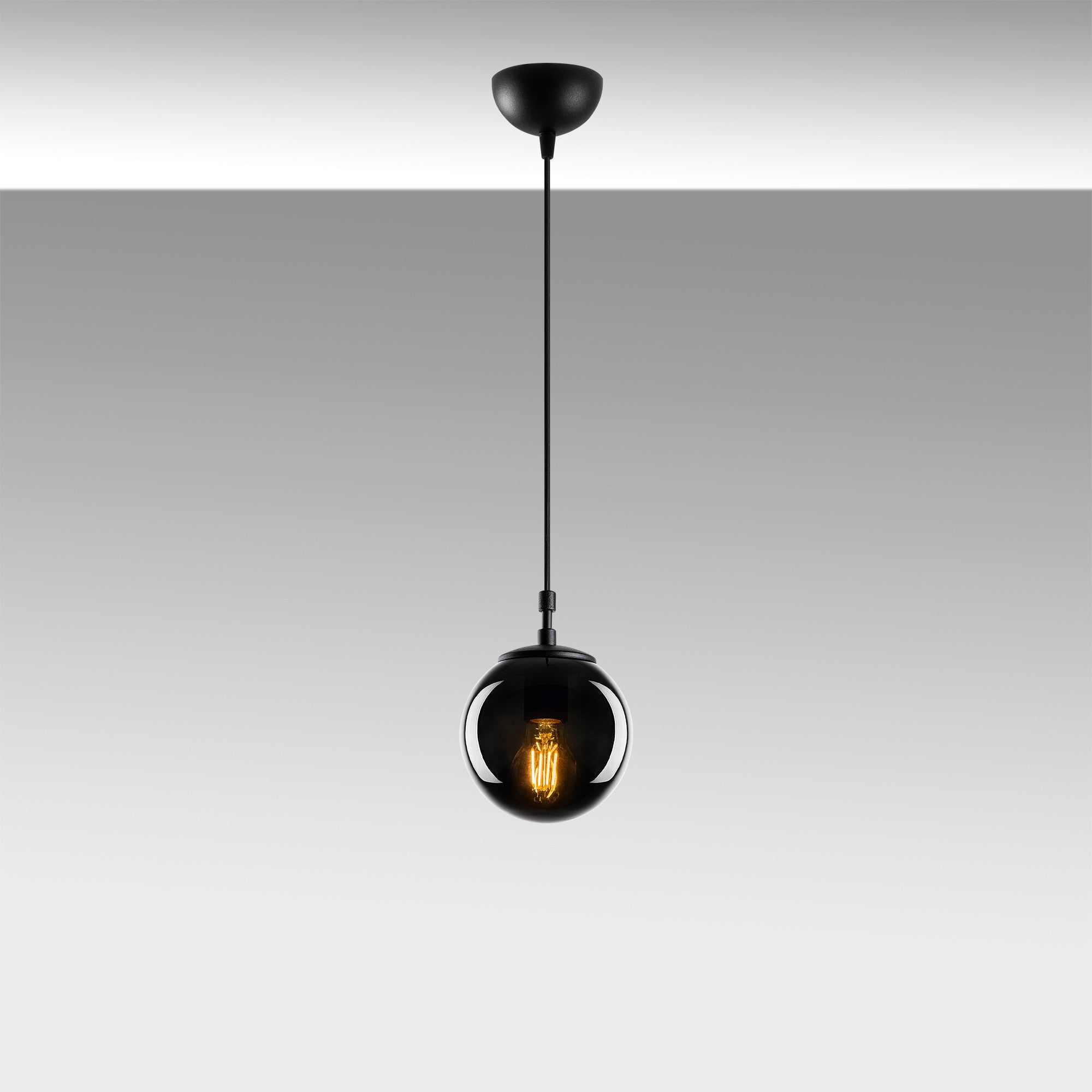 Setzen Sie stilvolle Akzente in Ihrem Wohnraum mit der Efe Pendelleuchte in Schwarz von Opviq. Ihr modernes Design und die hochwertige Verarbeitung schaffen eine einladende Atmosphäre.