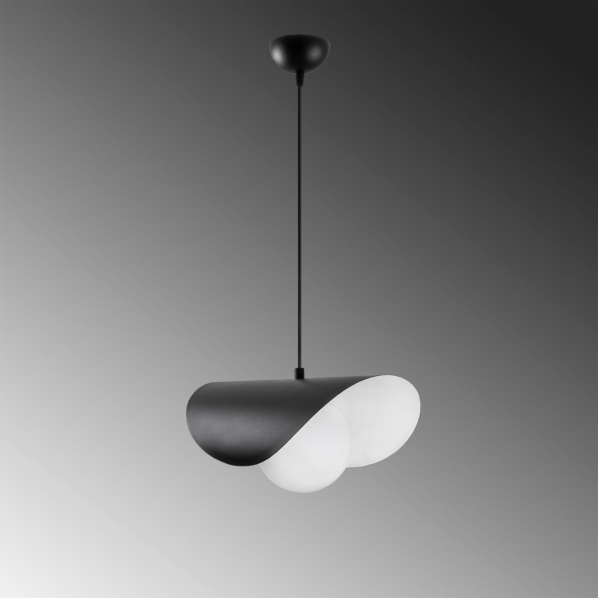 Verleihen Sie Ihrem Raum mit der Camel 6 Pendelleuchte von Opviq in Schwarz-Weiß einen modernen, industriellen Akzent und schaffen Sie eine einladende Atmosphäre.