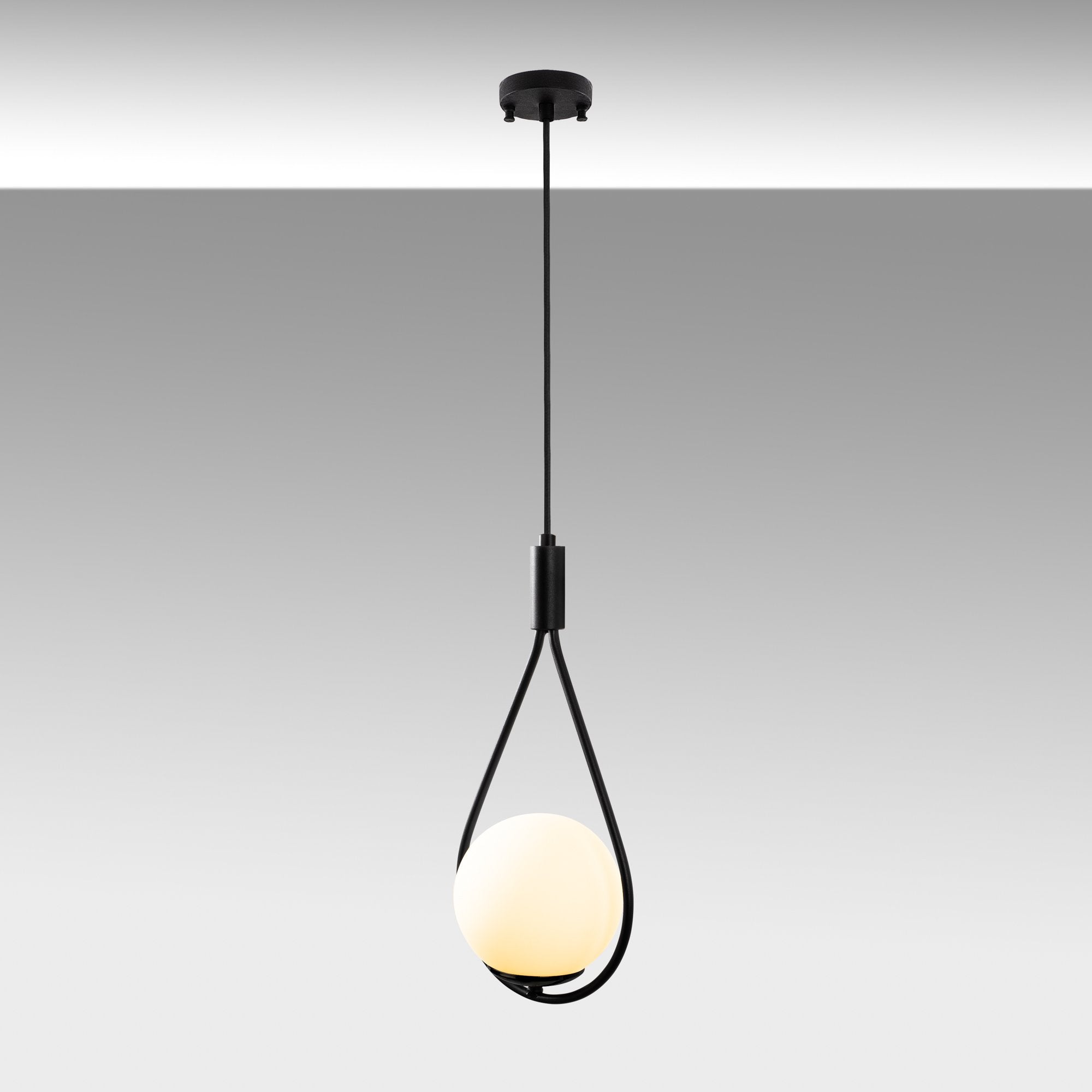 Stilvolle GMN Pendellampe in Schwarz von Opviq, ideal für moderne Wohnräume und als Blickfang über Esstischen.