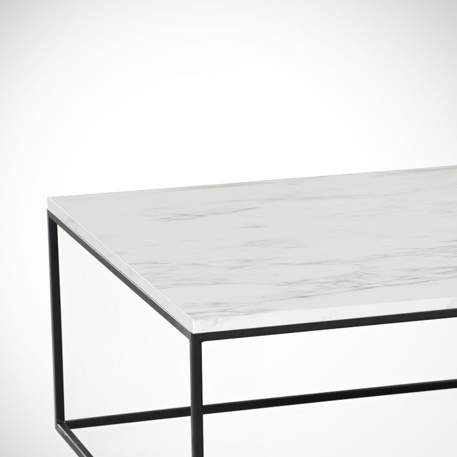 Stilvoller Poly Sofatisch in Weiß und Schwarz von Hanah Home. Robuste Bauweise und elegantes Design für Ihr modernes Zuhause.