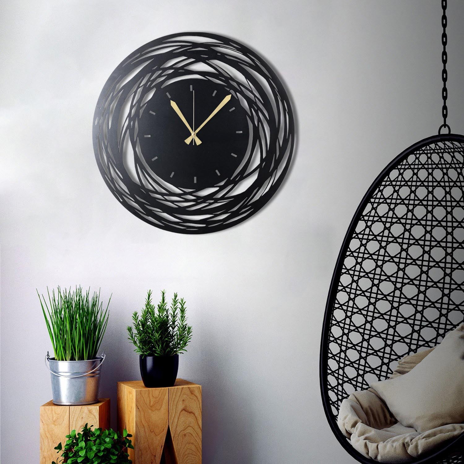 Entdecken Sie die elegante WATCH Wanduhr in Schwarz von Wallity. Ein stilvolles Metall-Design, das jedem Raum einen Hauch von Raffinesse verleiht.