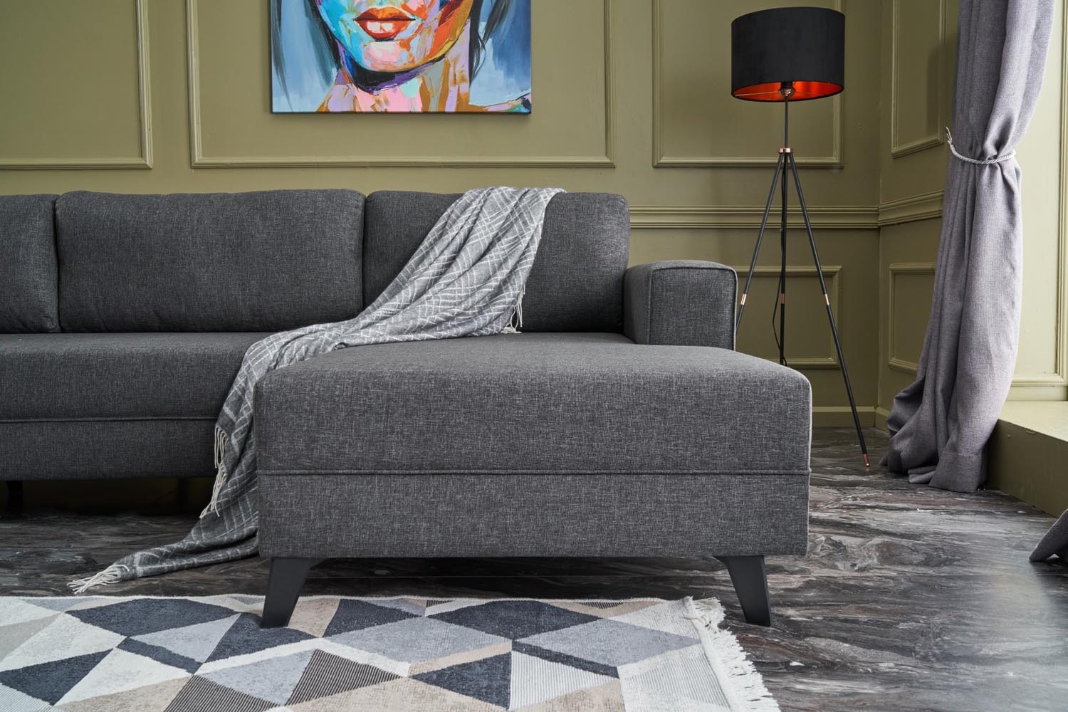 Efsun Bettsofa in elegantem Anthrazit, ideal für stilvolle Wohnräume – vereint modernes Design mit praktischem Schlafkomfort.