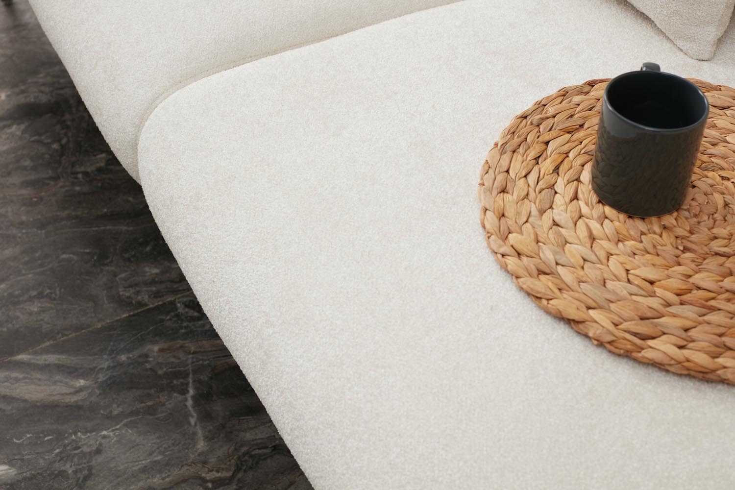 Stilvolles Bettsofa Simena in Creme und Gold, perfekt für moderne Wohnräume und entspannende Nächte.