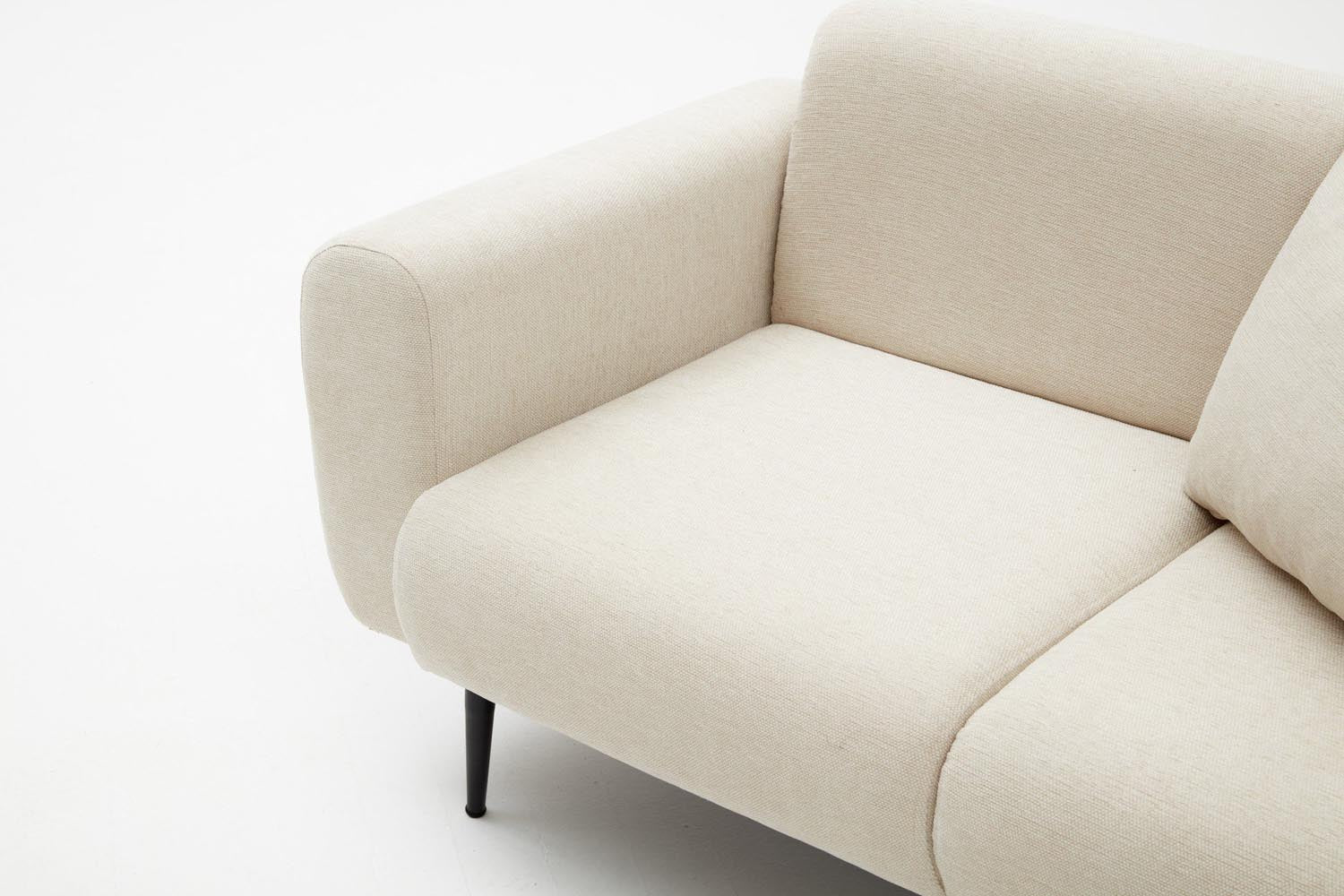 Elegantes 2er Sofa "Sahne" von Atelier Del Sofa, ideal für stilvolle Wohnräume, vereint Gemütlichkeit mit zeitgemäßer Ästhetik.