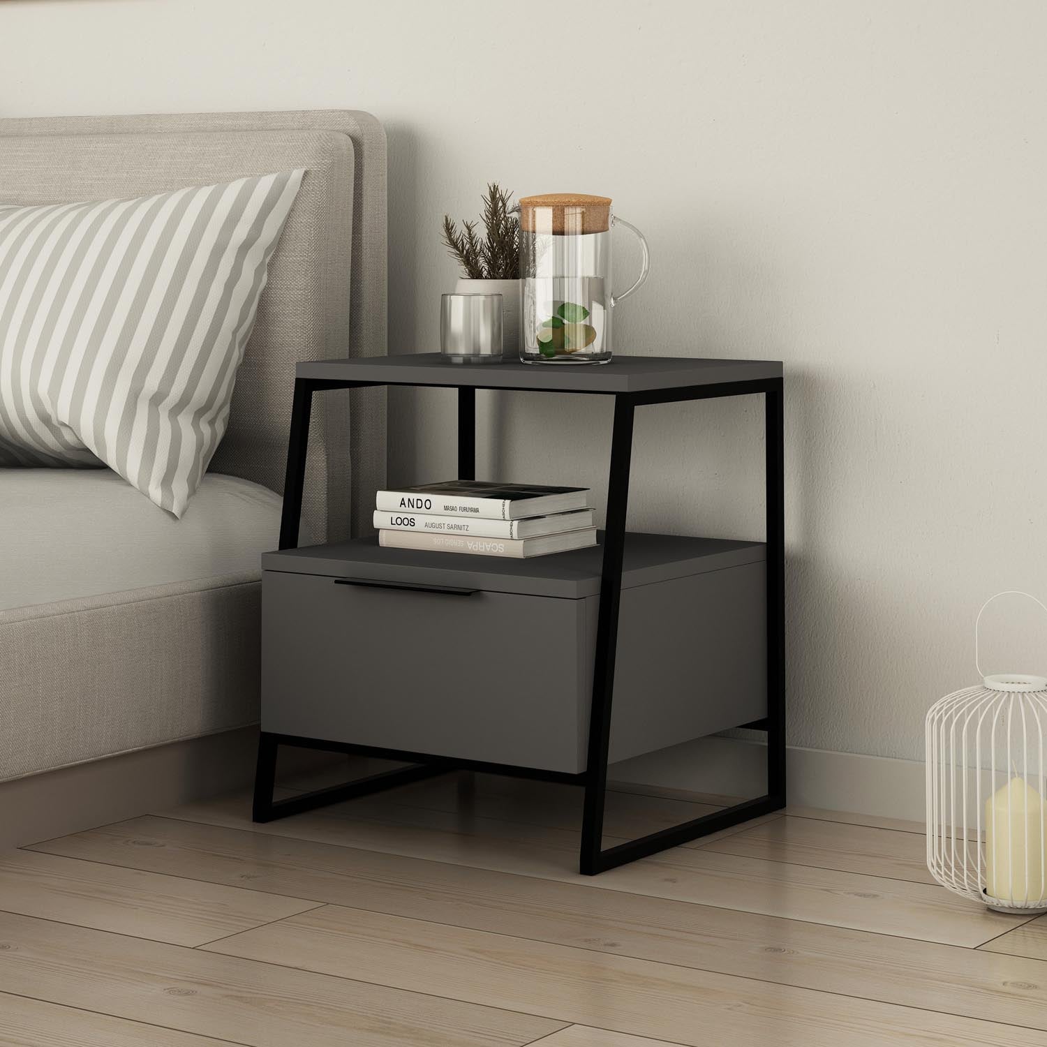 Entdecken Sie den stilvollen Nachttisch Pal in Anthrazit von Hanah Home. Funktionalität trifft elegantes Design für Ihr Schlafzimmer.