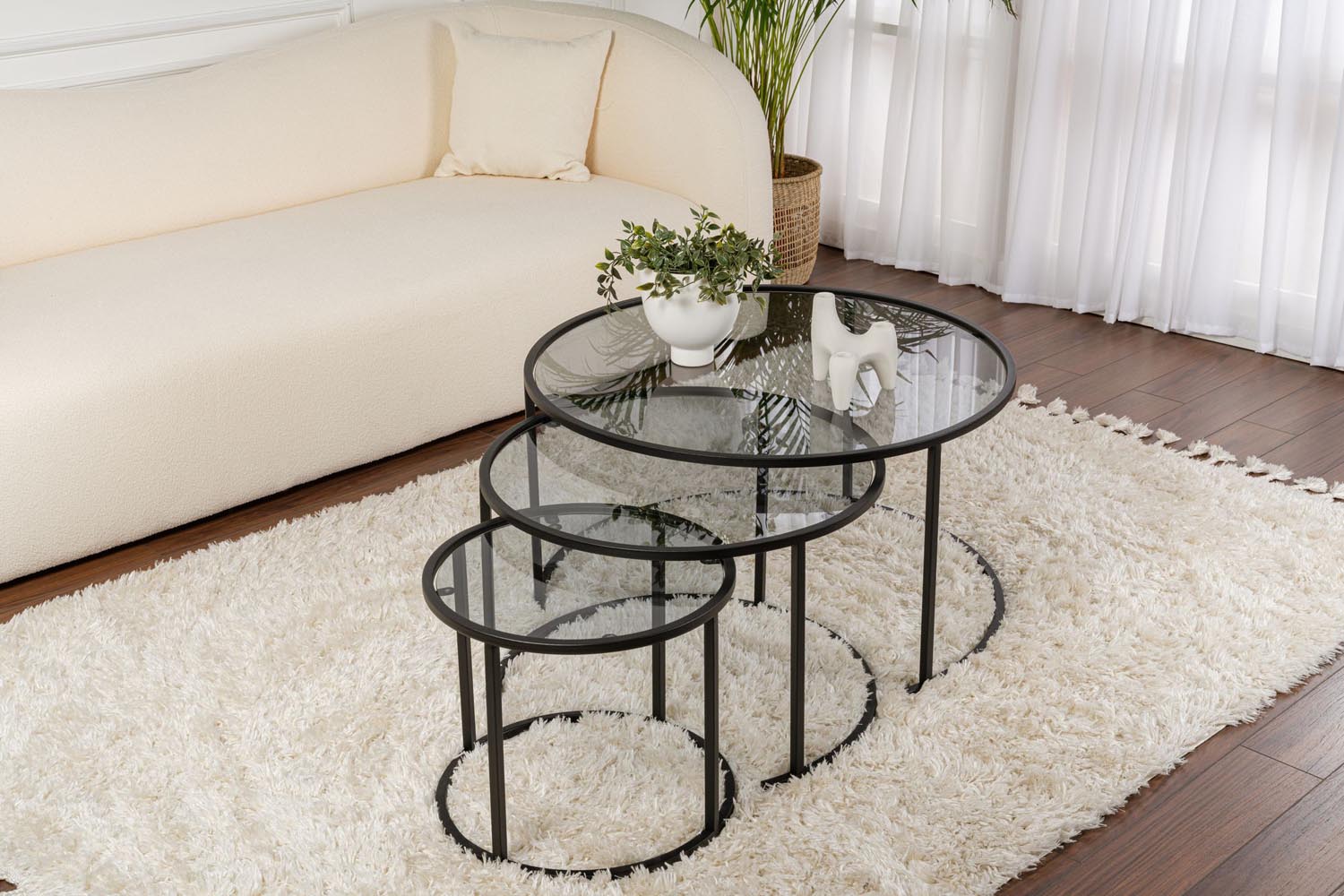 Entdecken Sie den eleganten Aurum Sofatisch in Schwarz und Grau von Nordure. Hochwertiges Design aus gehärtetem Glas und Metall für Ihr modernes Zuhause.