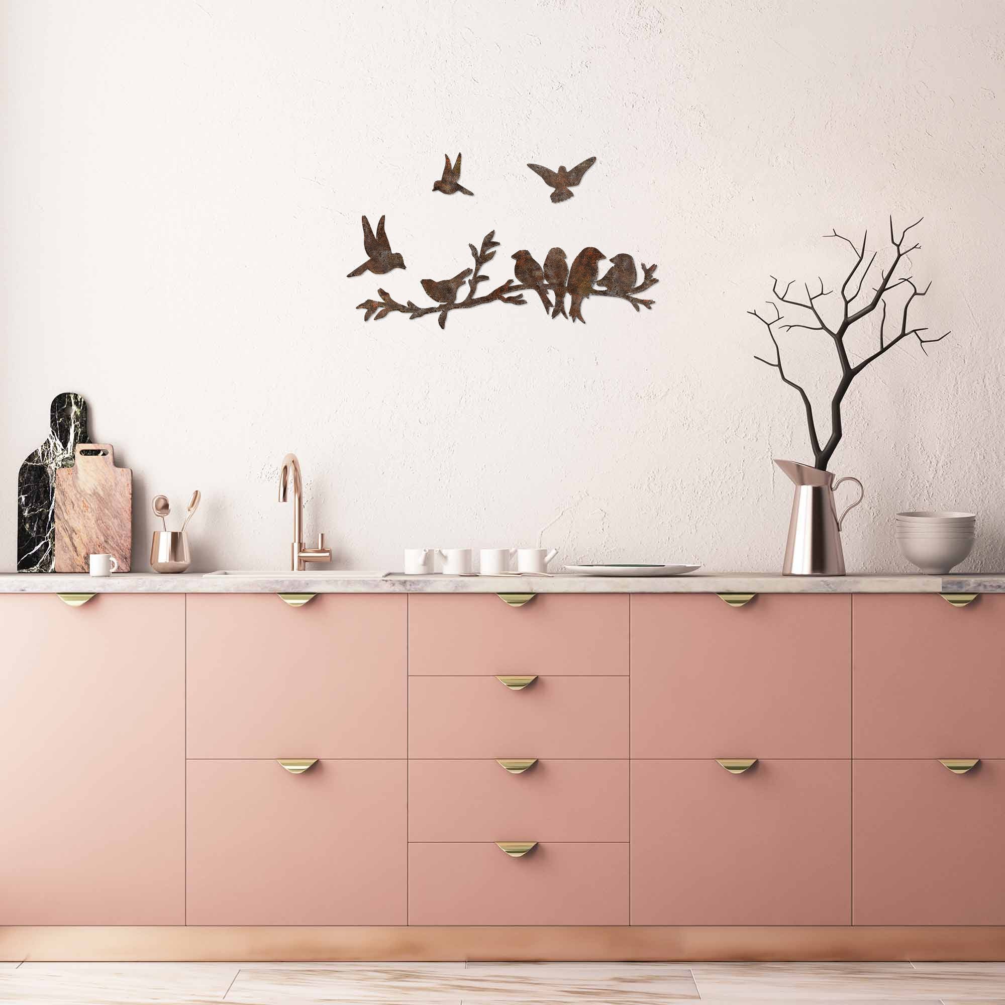 Verleihen Sie Ihrem Raum mit der Wanddeko "Rusty Birds 2" von Wallity einen Hauch von Vintage-Charme. Handbemalt und aus robustem Metall gefertigt, ist dieses Kunstwerk ein Blickfang für jedes Zuhause.