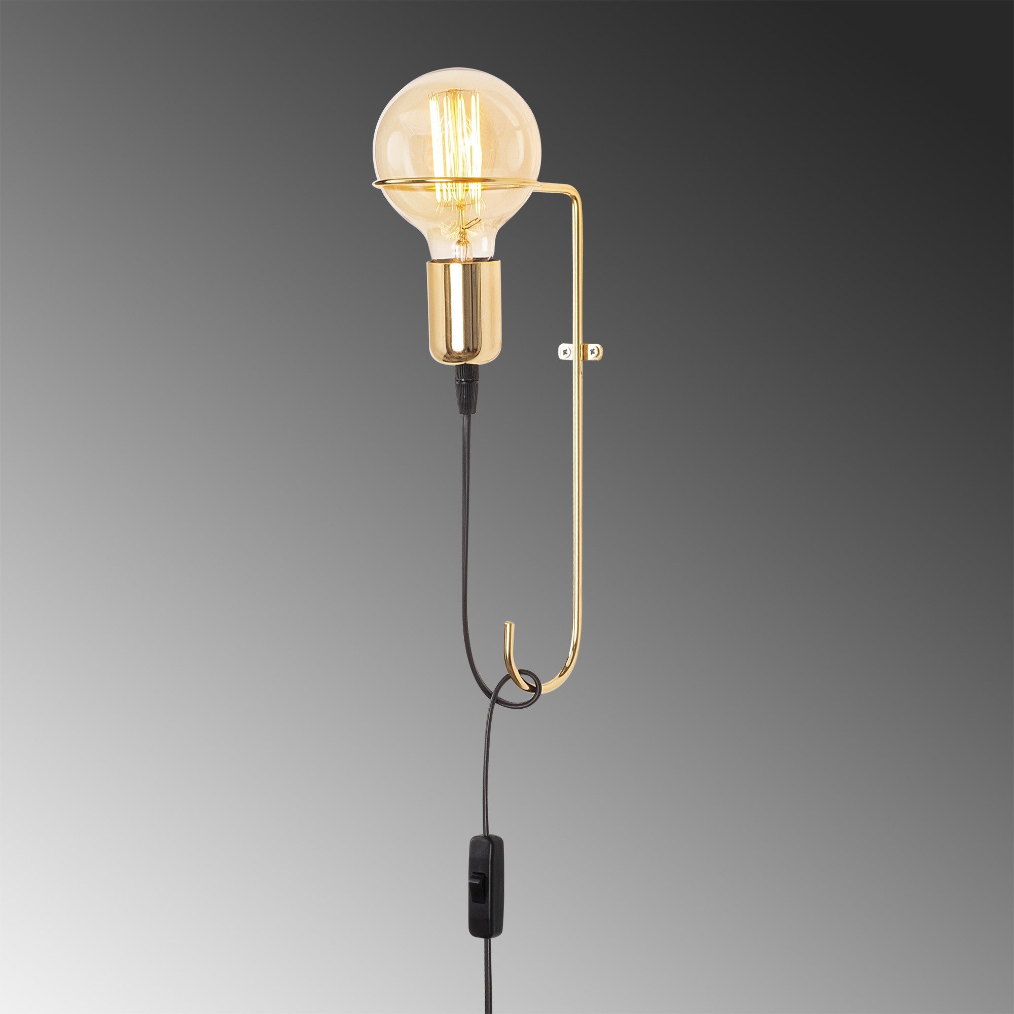 Entdecken Sie die elegante Pota Wandleuchte von Opviq in Gold. Perfekt für stilvolle Akzente und eine einladende Atmosphäre in jedem Raum.
