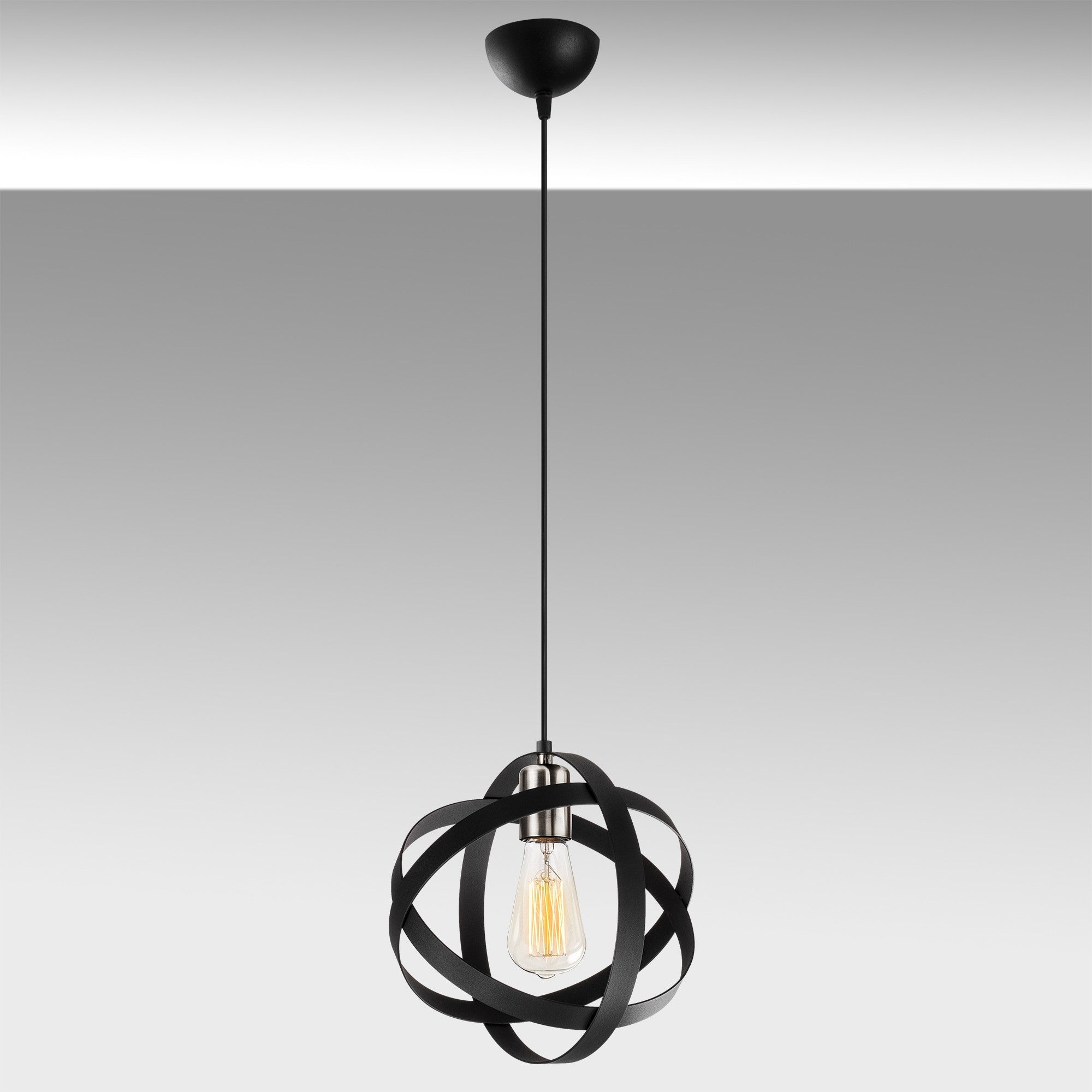 Entdecken Sie die Gezegen Pendelleuchte von Opviq in Schwarz Nickel. Ihr zeitgenössisches Design verleiht jedem Raum einen Hauch von Luxus und Eleganz.