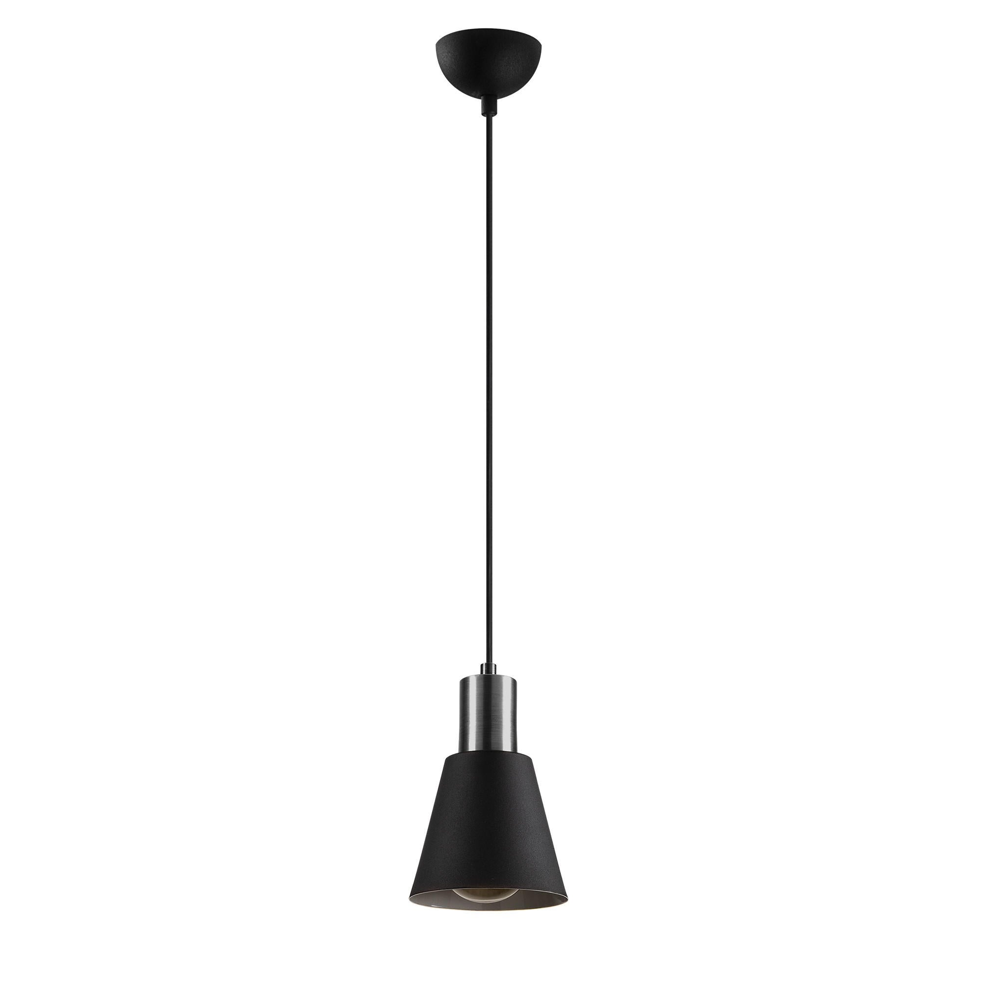 Entdecken Sie die Kem Pendelleuchte in Schwarz Nickel von Opviq – ein stilvolles Highlight für jeden Raum, das Eleganz und Atmosphäre vereint.