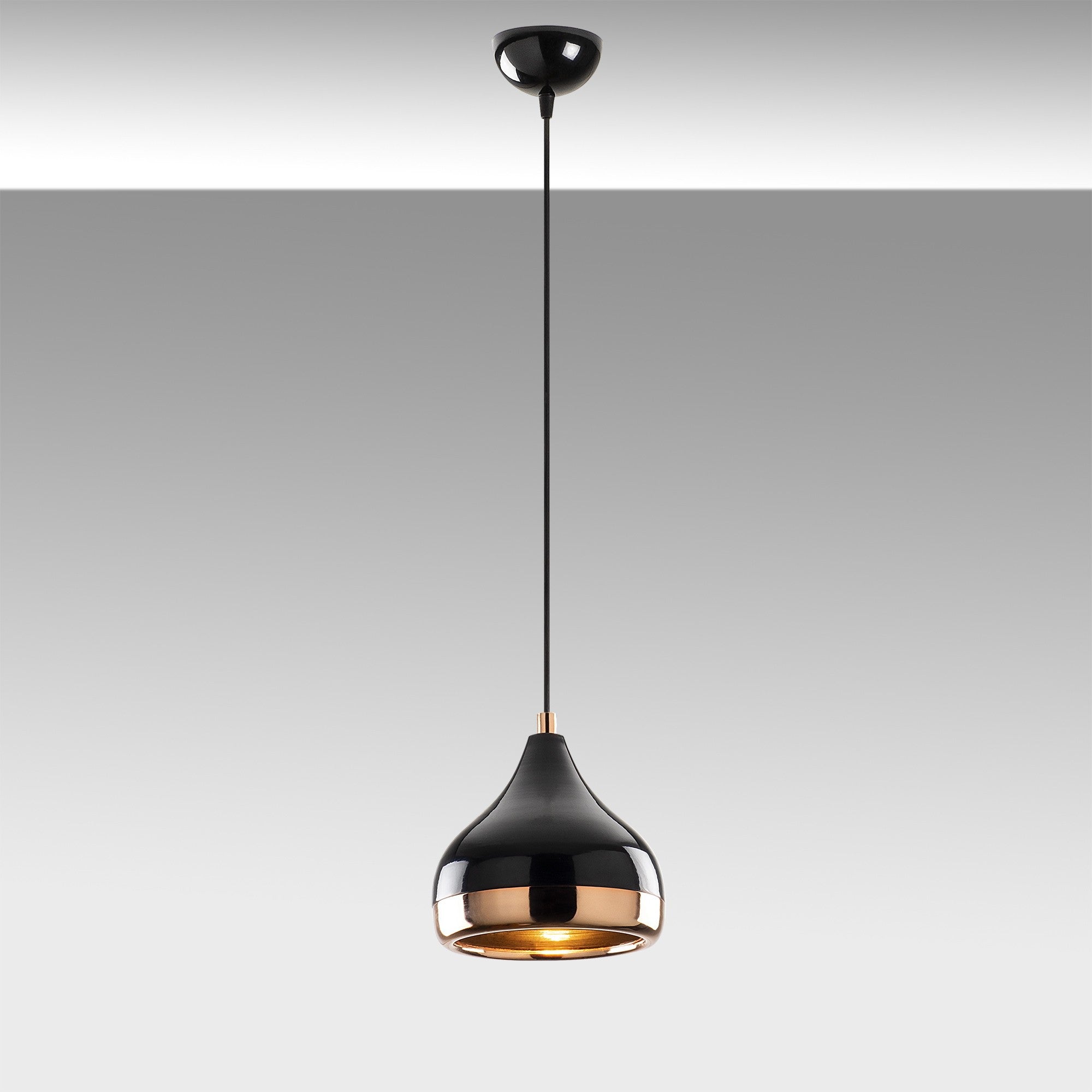 Erleben Sie die Yıldo Pendelleuchte von Opviq in edlem Schwarz und Kupfer – ein stilvoller Kronleuchter, der jeden Raum mit modernem Flair und Eleganz bereichert.