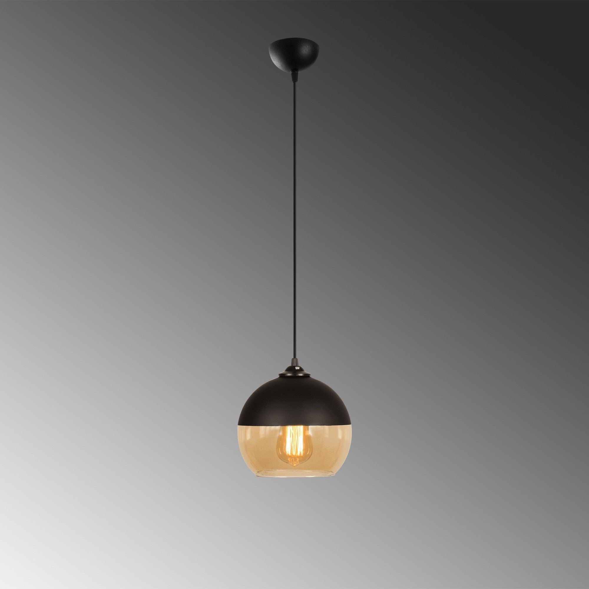 Verleihen Sie Ihrem Raum mit der Camini Pendelleuchte von Opviq einen Hauch von Eleganz und industriellem Flair in Schwarz und Honig.