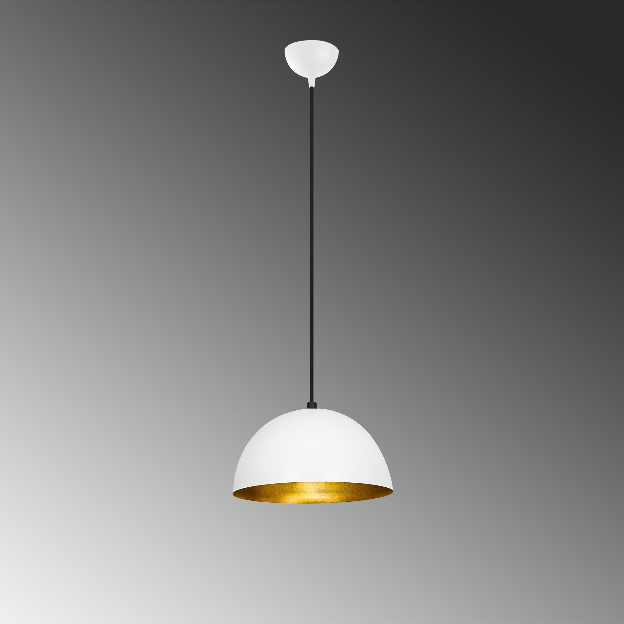 Erleben Sie die Sivani Pendelleuchte von Opviq – ein luxuriöser Kronleuchter in Weiß und Gold, der modernen Glamour und skandinavische Eleganz vereint.