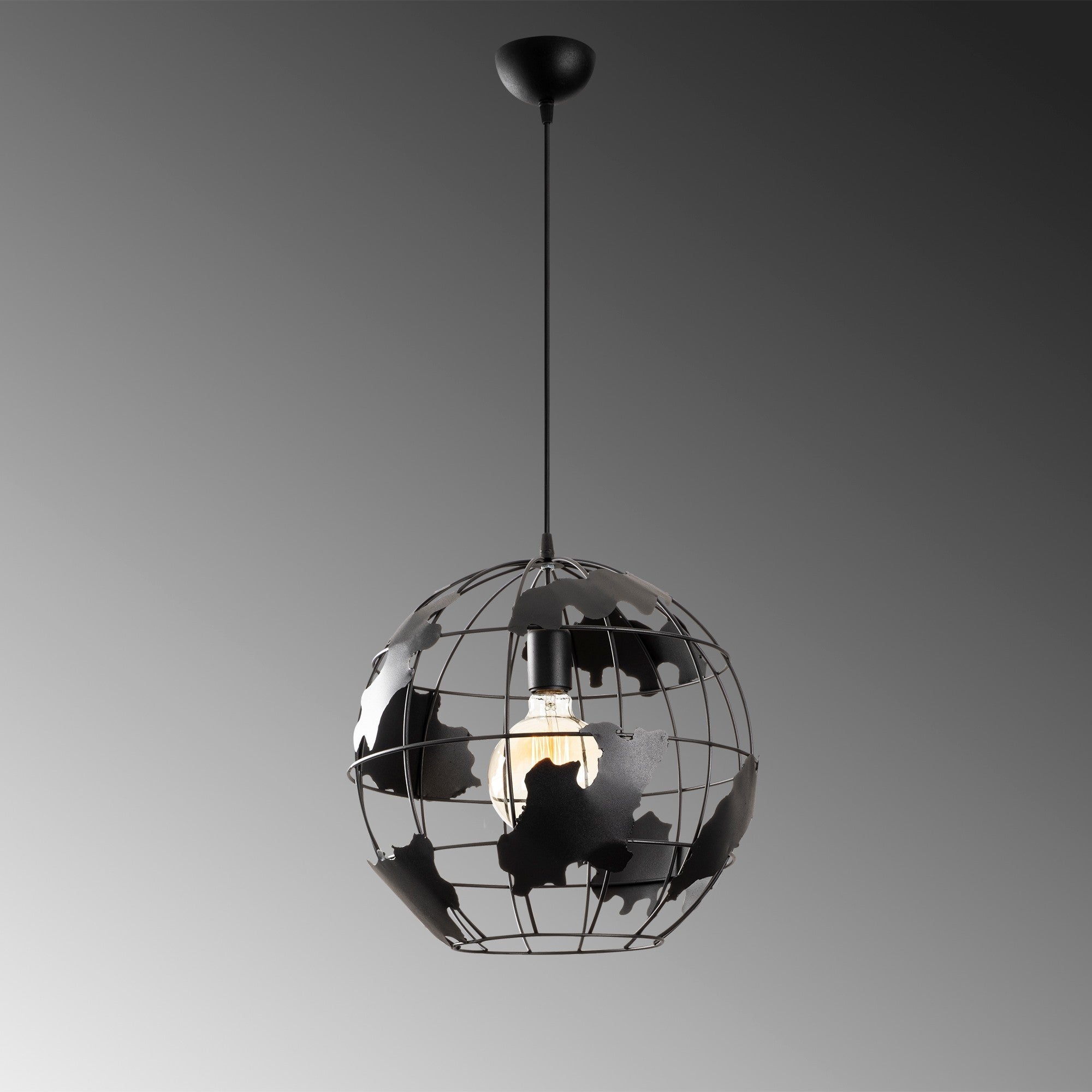 Verleihen Sie Ihrem Zuhause mit der Fellini Pendelleuchte in Schwarz von Opviq einen Hauch von Eleganz und zeitgemäßem Stil.