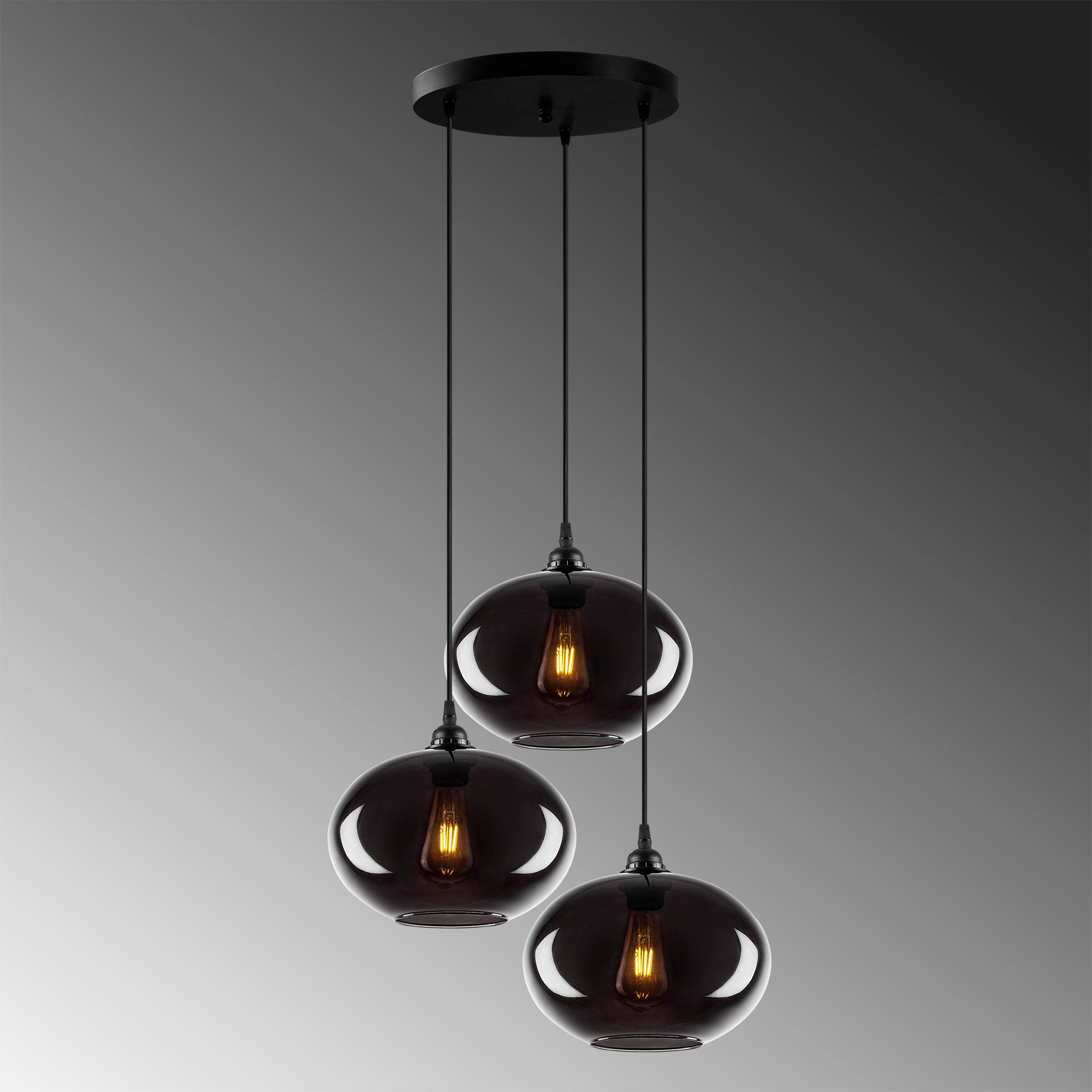 Erleben Sie die Smoked Pendelleuchte von Opviq – ein elegantes Designstück, das mit seiner rauchigen Glaskappe und robustem Metallgehäuse jeden Raum stilvoll erhellt.