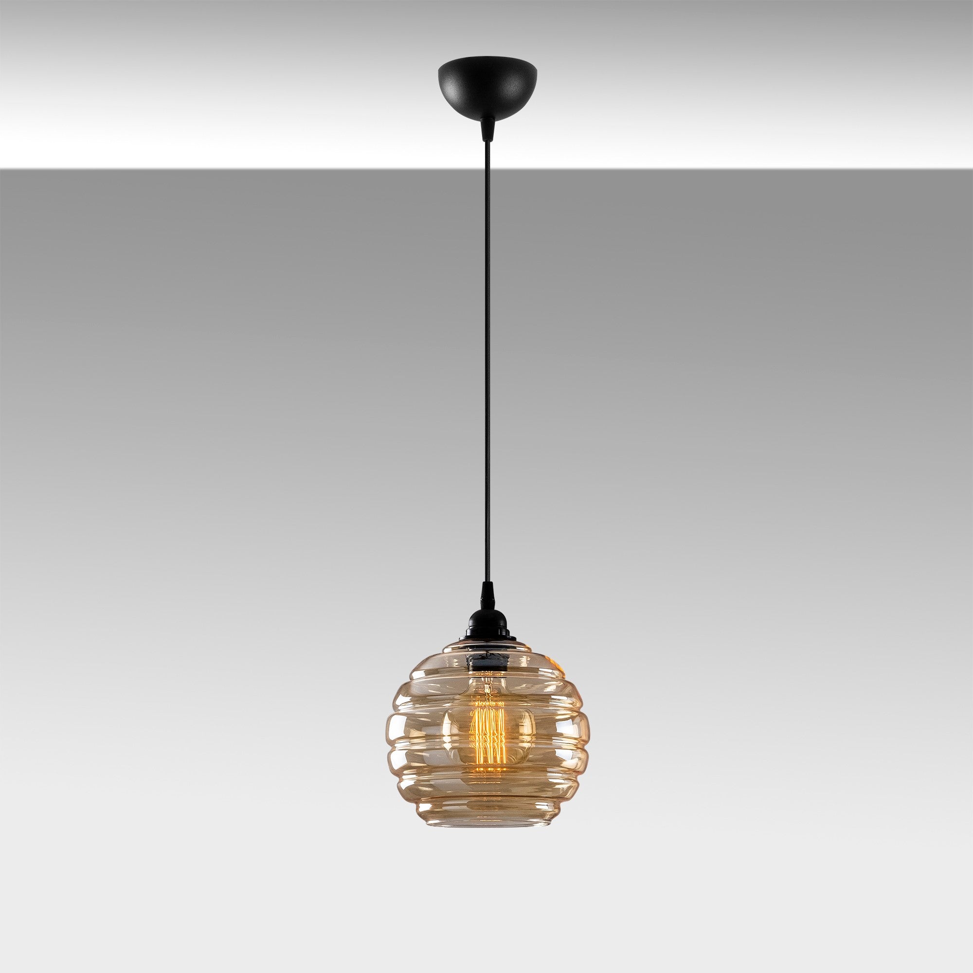 Verleihen Sie Ihrem Raum mit der Gold Pendelleuchte von Opviq in Gold-Schwarz einen Hauch von Luxus und zeitloser Eleganz. Ideal für stilvolle Akzente.