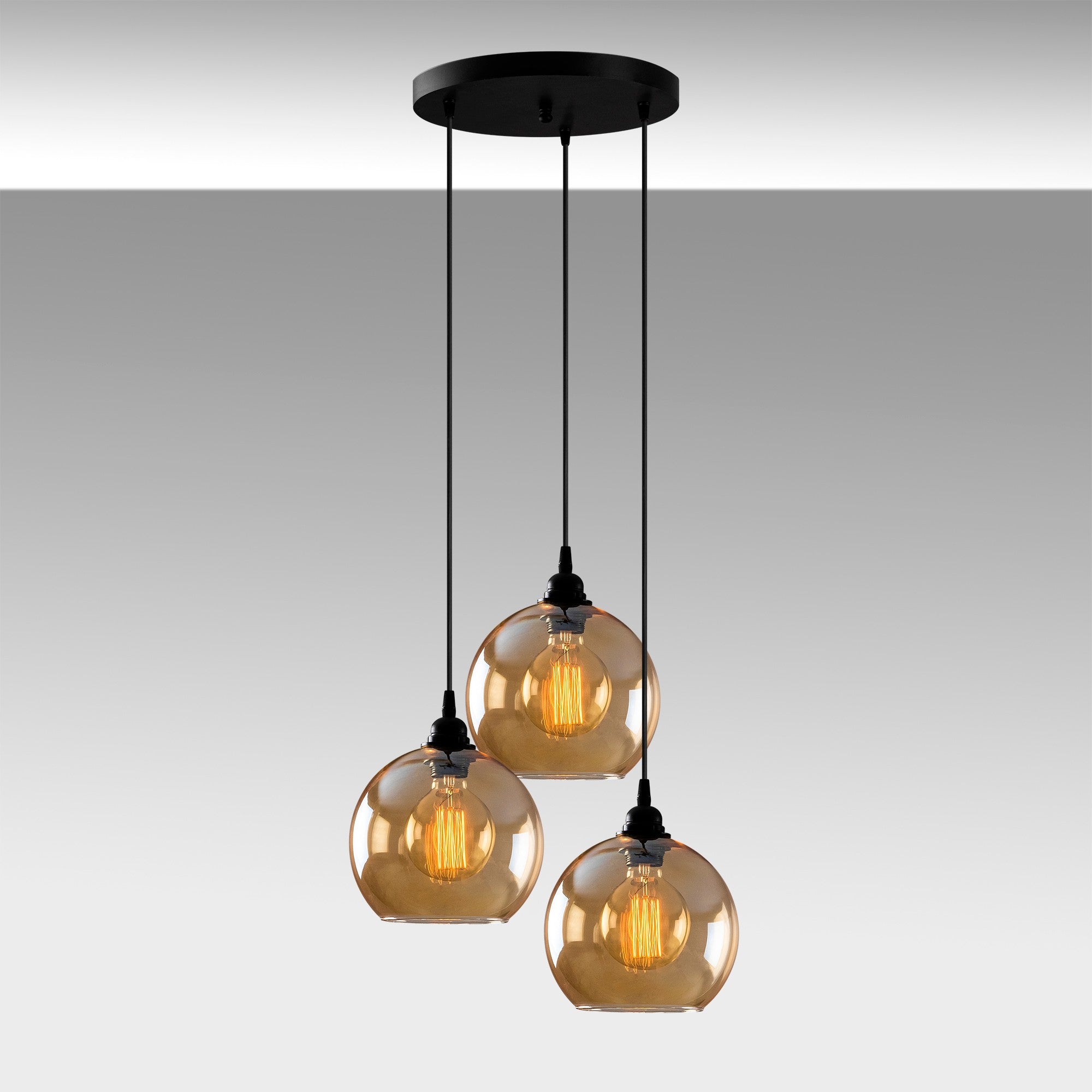 Verleihen Sie Ihrem Zuhause mit der Gold Pendelleuchte von Opviq einen Hauch von Luxus und nostalgischem Glamour – perfekt für jeden Einrichtungsstil.