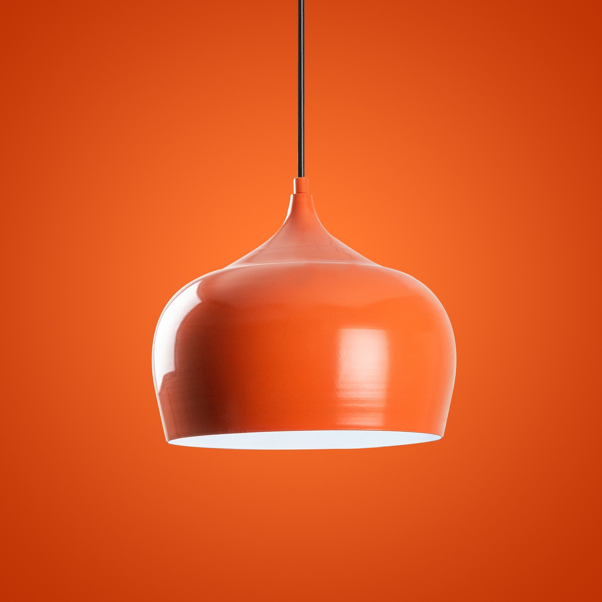 Die orangefarbene Patine Pendellampe von Opviq vereint stilvolles Design mit lebendigen Akzenten und setzt besondere Lichtakzente.