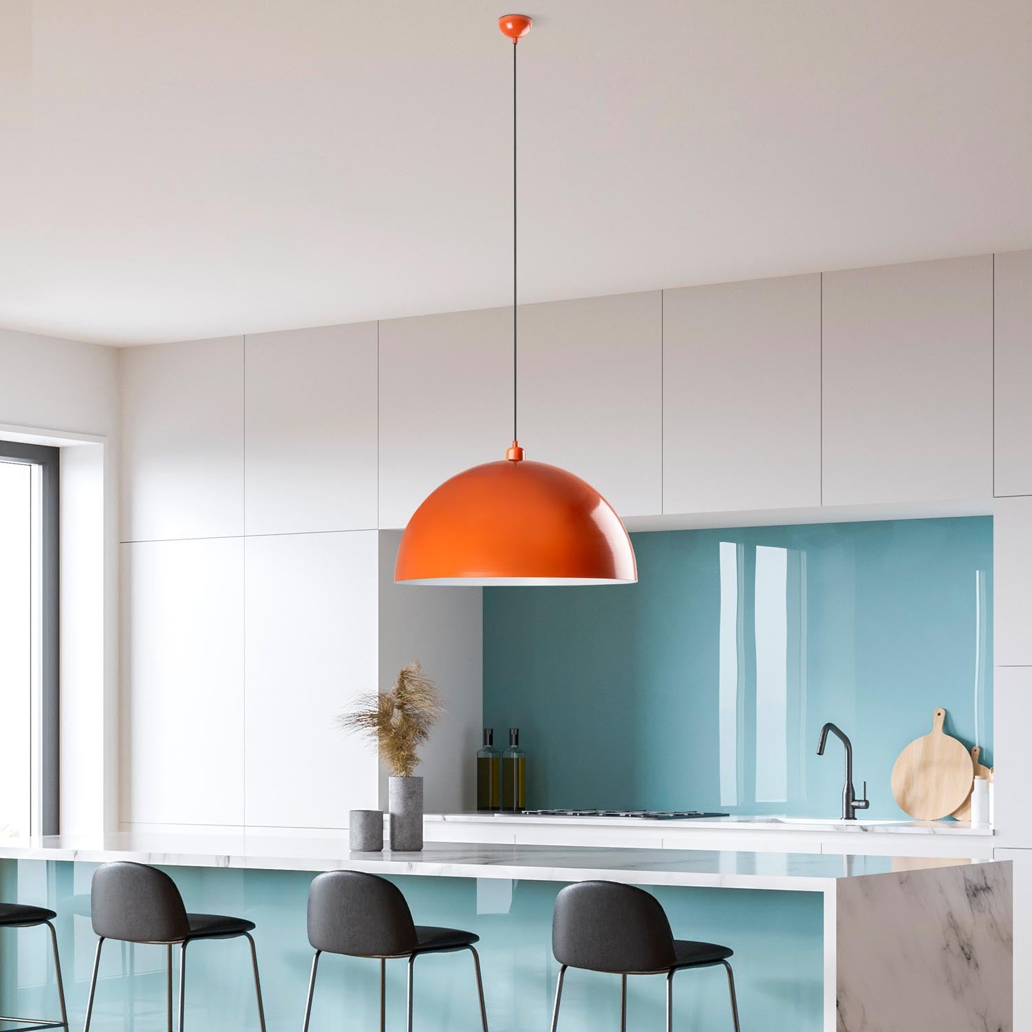 Entdecken Sie die Kure 236 Pendelleuchte in Orange von Opviq – ein elegantes Designstück, das jeden Raum stilvoll erhellt und einladend wirkt.