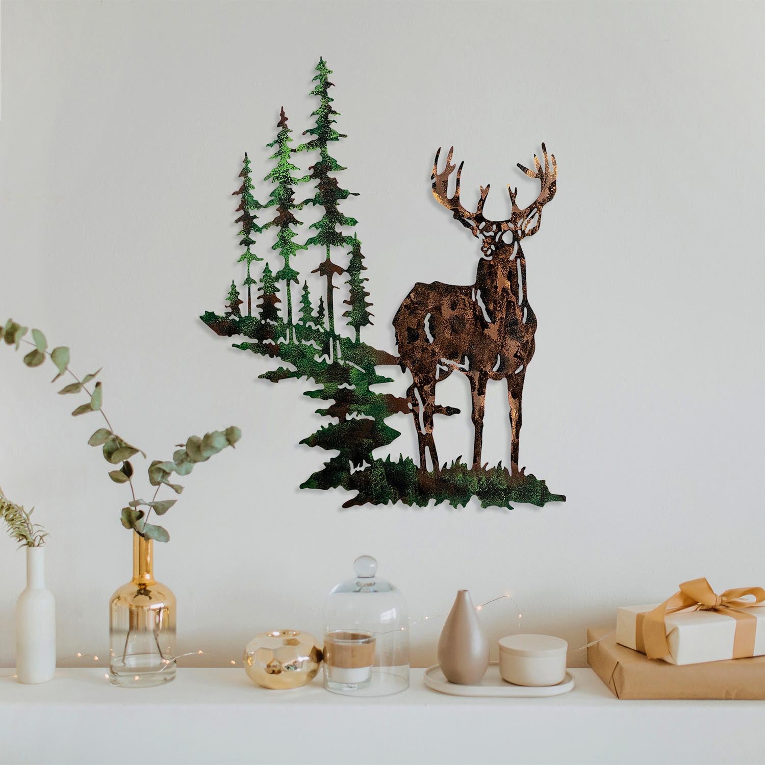 Entdecken Sie die Deer 2 Wanddeko von Wallity – ein handgefertigtes, mehrfarbiges Metallkunstwerk, das jedem Raum Eleganz verleiht.