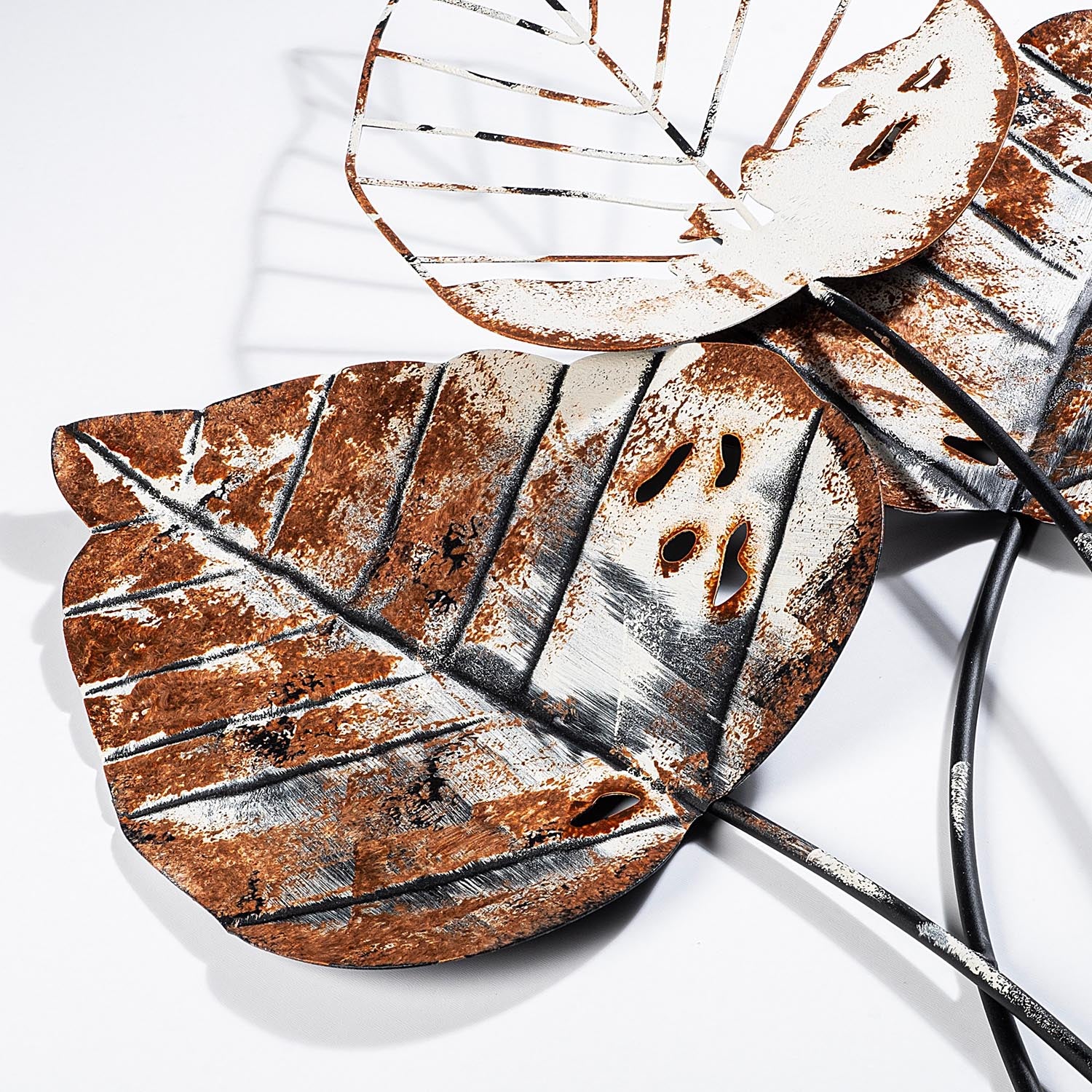 Verleihen Sie Ihrem Zuhause mit der Wanddeko "Fall 1" von Wallity einen Hauch von Stil. Dieses handgefertigte Metallstück in Braun und Schwarz ist ein echter Blickfang.