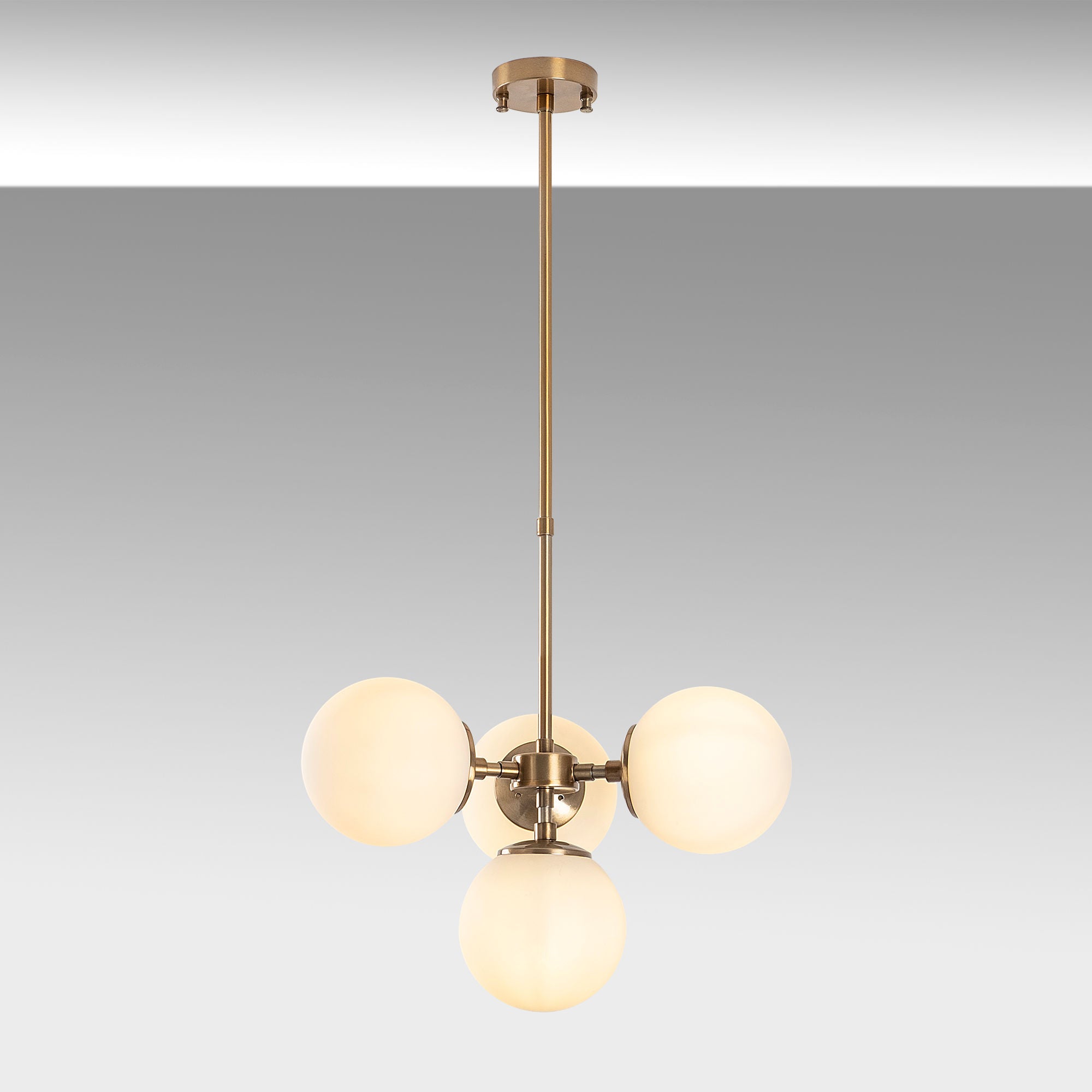 Elegante Akkas Pendelleuchte von Opviq im Vintage-Stil. Verleihen Sie Ihrem Raum mit diesem charmanten Kronleuchter einen Hauch von Nostalgie.