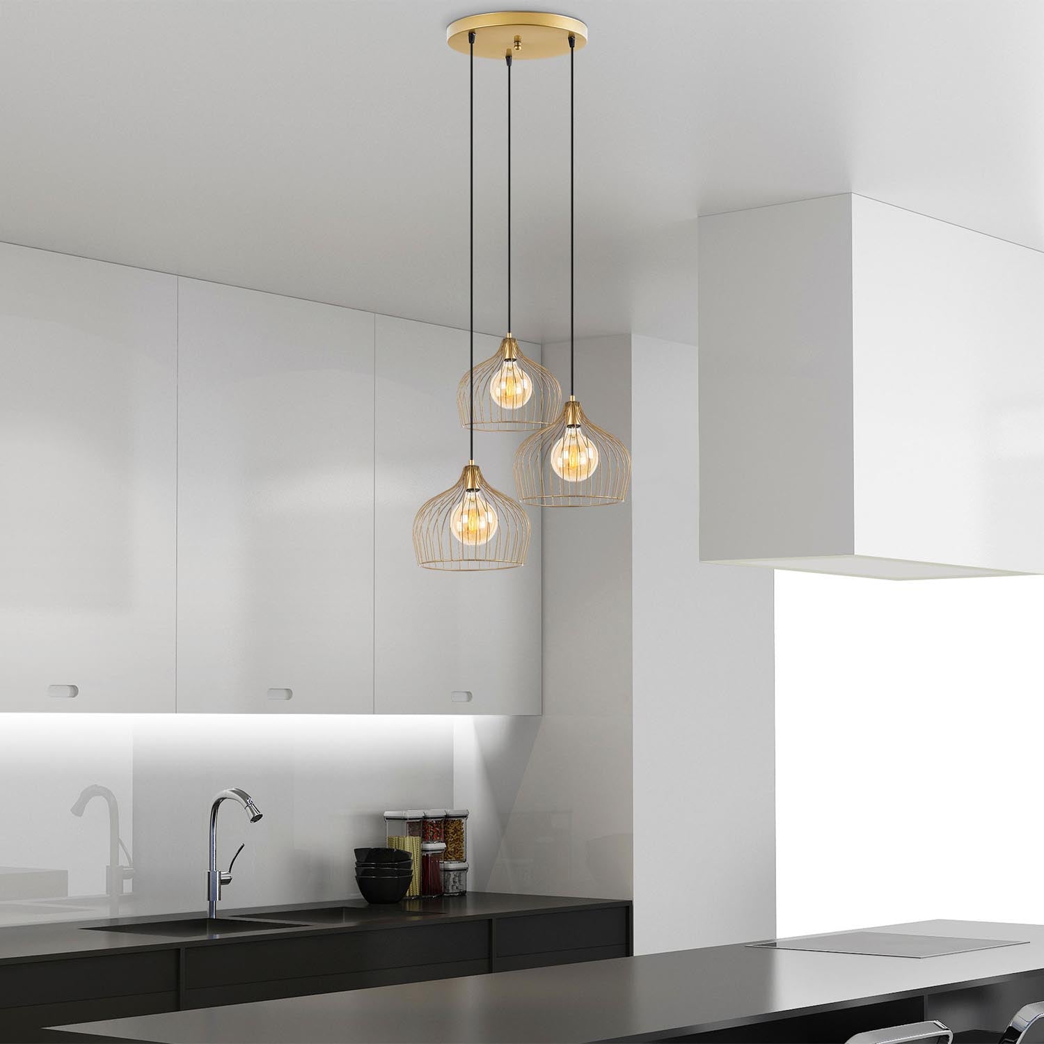 Entdecken Sie die Bek Pendelleuchte in glänzendem Gold von Opviq – ein elegantes Highlight für Ihr Zuhause, das Stil und Atmosphäre schafft.