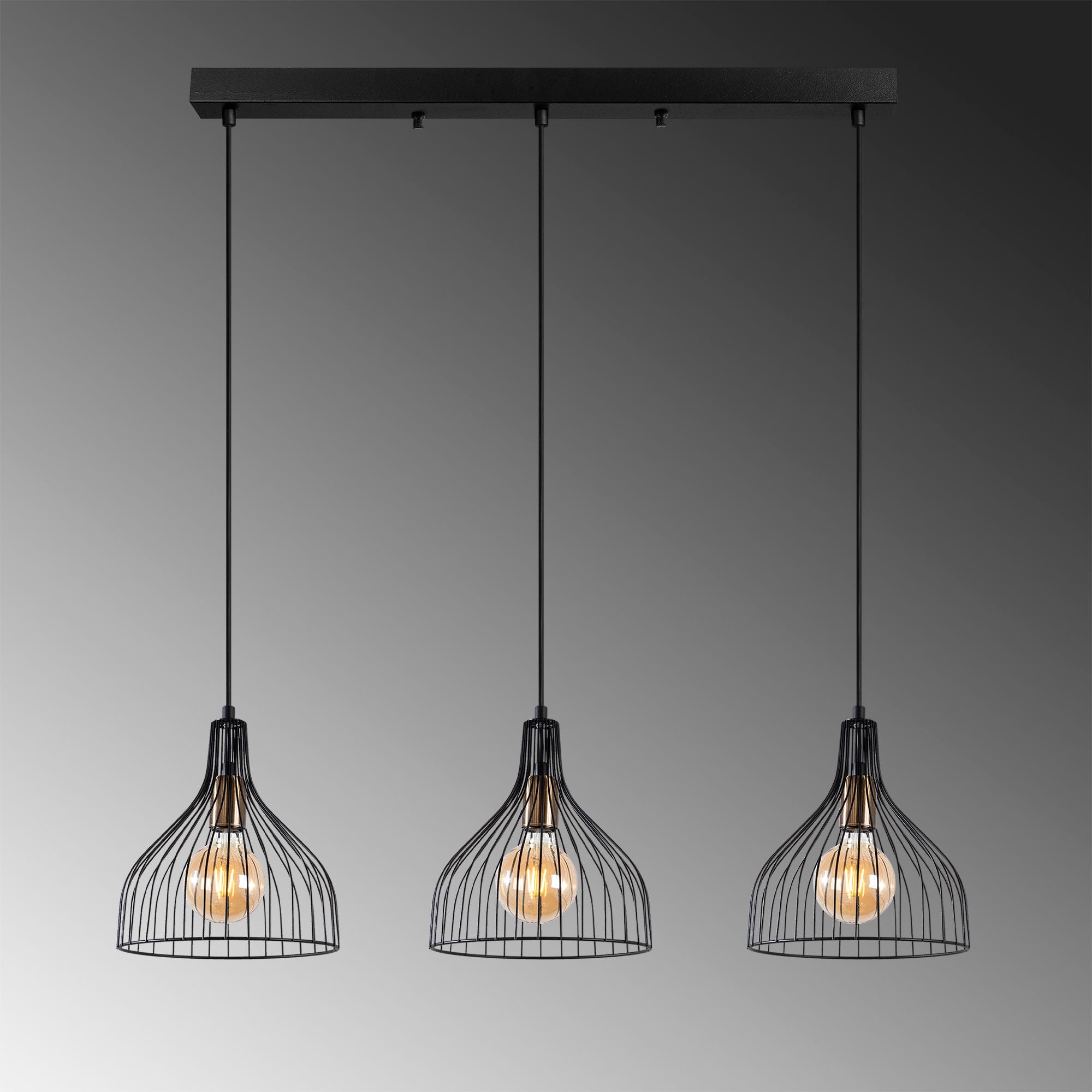 Die Cafu Pendellampe in Schwarz Antiquität von Opviq kombiniert stilvolles Design mit industriellem Flair und setzt beeindruckende Lichtakzente.