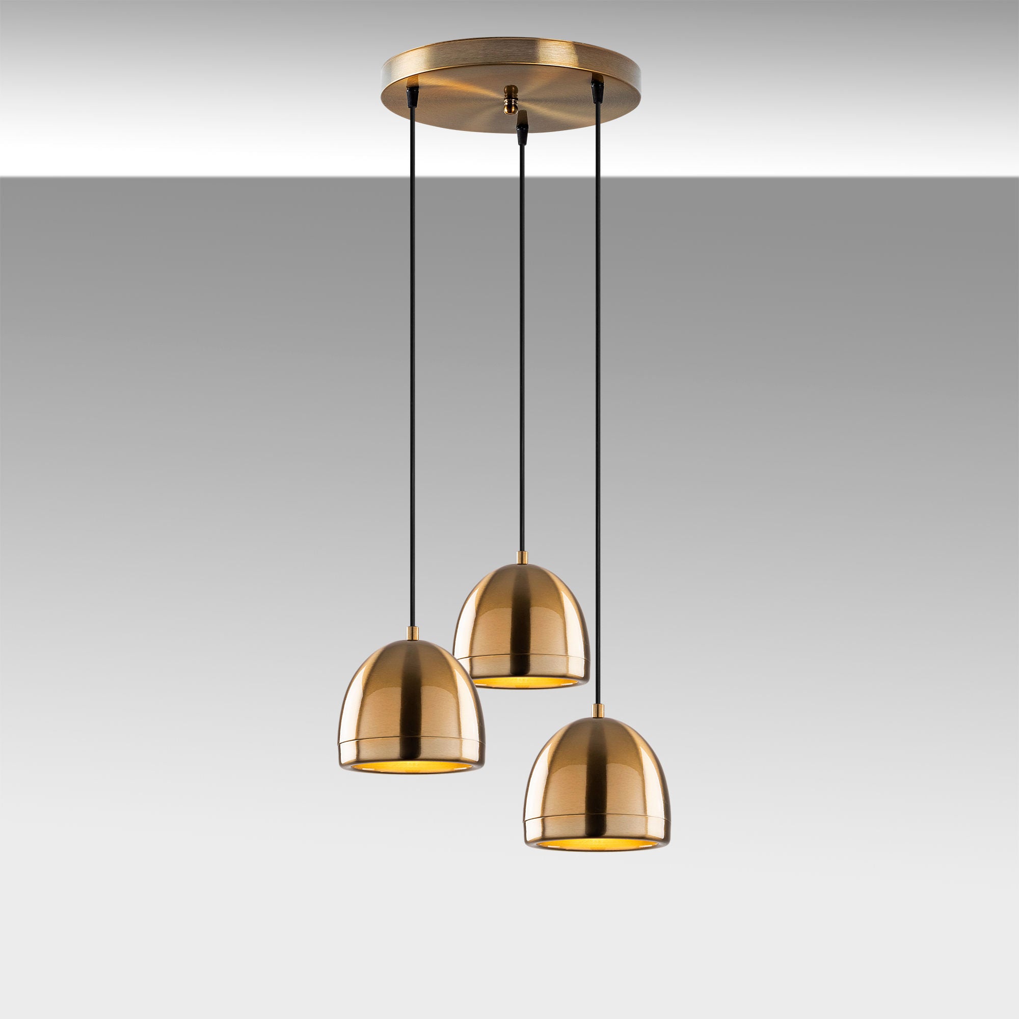 Entdecken Sie die Mugo Pendelleuchte von Opviq: Ein stilvolles Vintage-Design aus Kupfer, das Ihre Räume mit anpassbarer Höhe und eleganter Beleuchtung verzaubert.