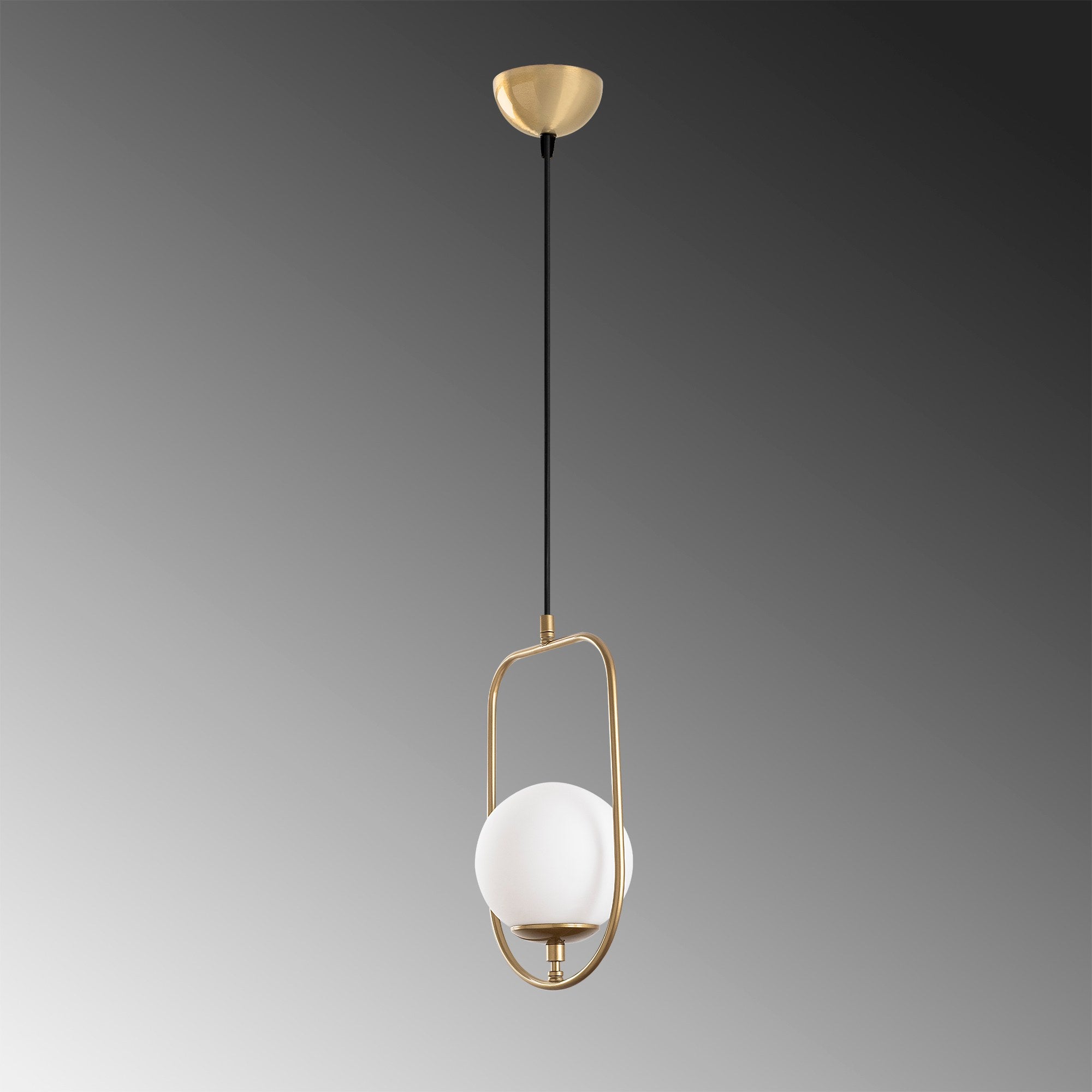 Erleben Sie die Skew Pendelleuchte von Opviq – ein elegantes Goldstück, das Ihr Zuhause mit warmem Licht und zeitloser Raffinesse bereichert.