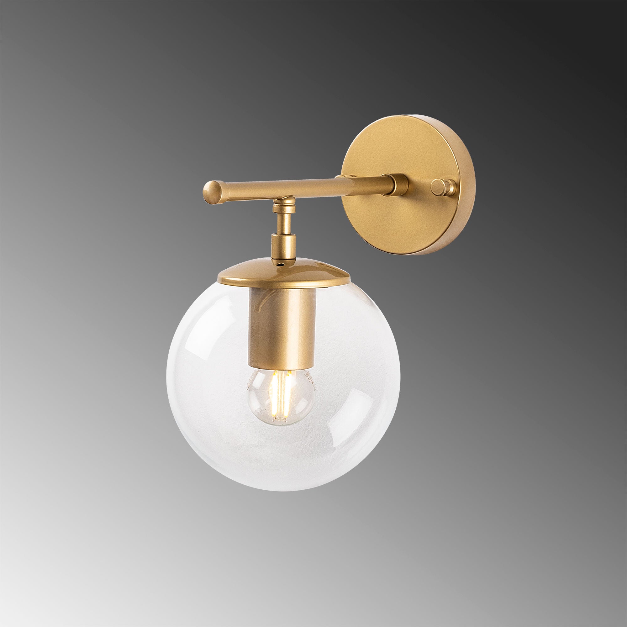 Entdecken Sie die Roe Wandleuchte von Opviq in strahlendem Gold – ein elegantes Design, das jeden Raum mit warmem Licht und Raffinesse bereichert.