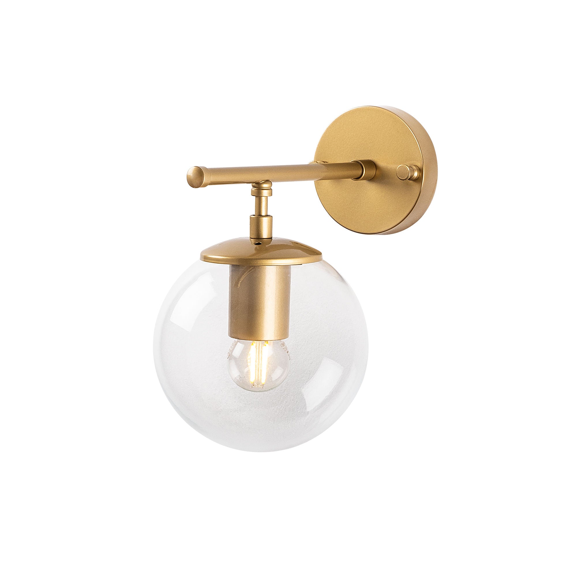 Entdecken Sie die Roe Wandleuchte von Opviq in glänzendem Gold – ein elegantes Design, das jeden Raum mit warmem Licht und Raffinesse erfüllt.