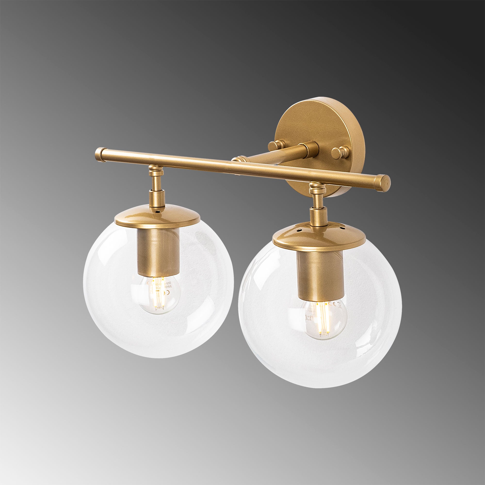 Verleihen Sie Ihrem Zuhause mit der Roe Wandleuchte von Opviq in glänzendem Gold einen Hauch von Glamour und zeitgenössischem Stil.