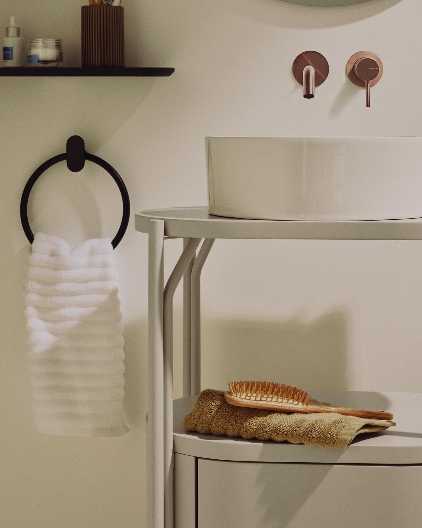 Modernes Badezimmermöbel Arely mit stabilem Stahlgestell und edler, weißer MDF-Oberfläche, perfekt für stilvolle Badezimmer, 60 x 40 cm.