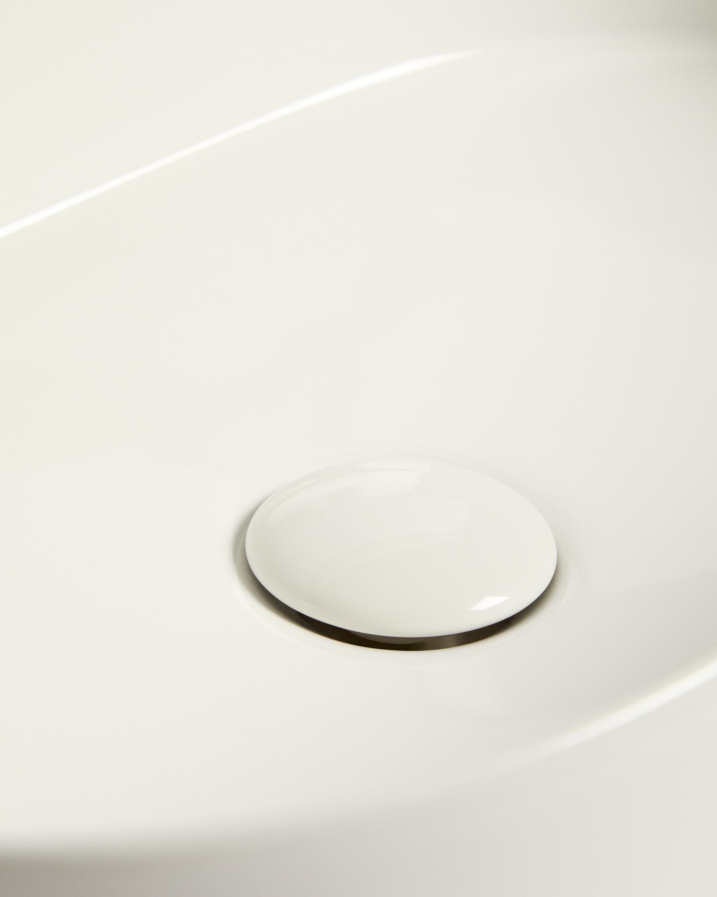 Elegantes Aufsatzwaschbecken Ovara aus weißer Keramik, ideal für moderne Badezimmer, mit kompakten Maßen von 50 x 31 cm.