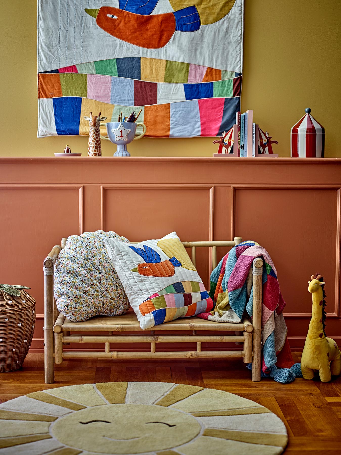 Der Sun Teppich von Bloomingville Mini in leuchtendem Gelb vereint Komfort und Stil. Aus 100% Wolle gefertigt, ist er ideal für ein gemütliches Kinderzimmer.