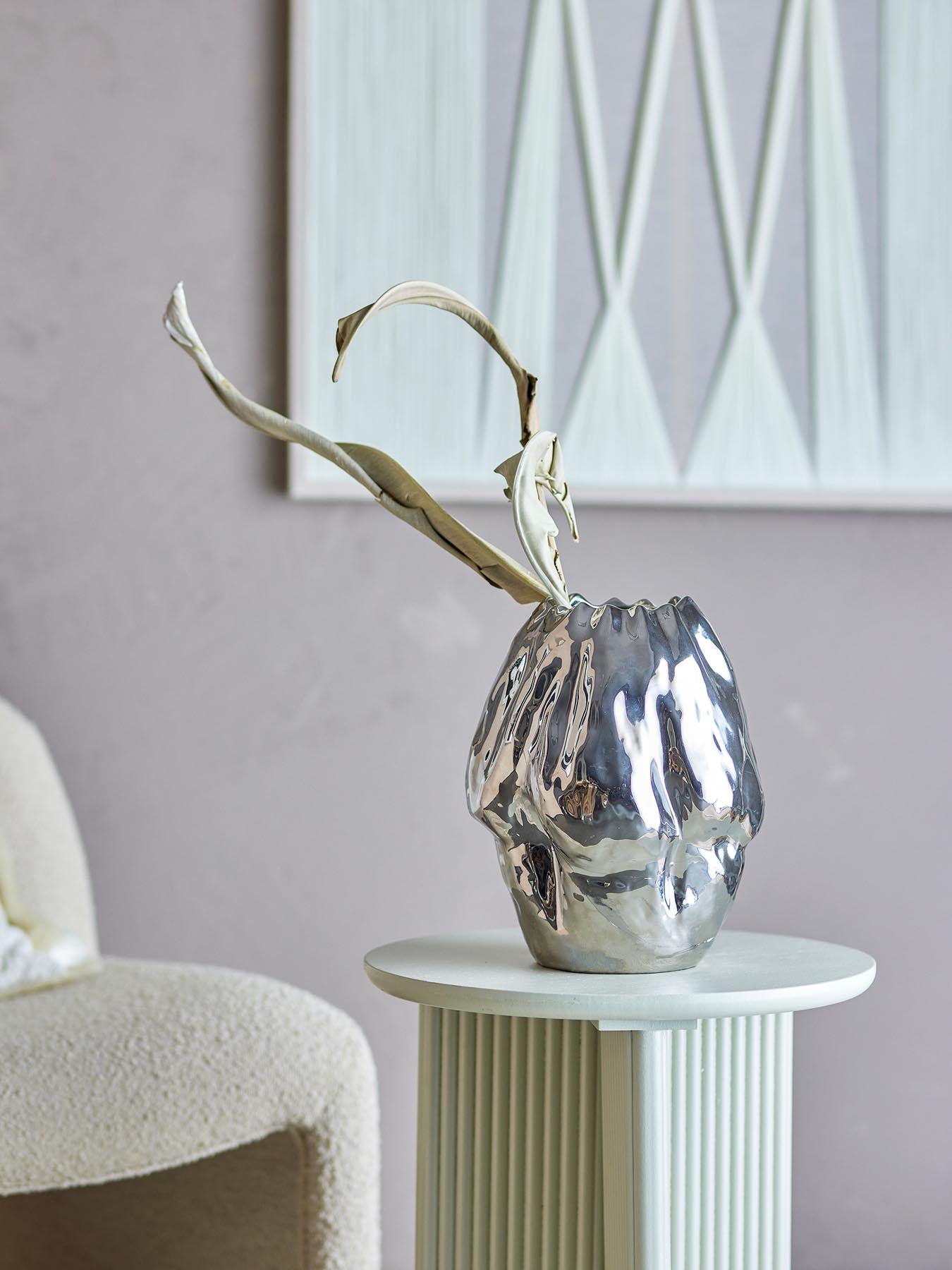 Entdecken Sie die Bobby Vase von Bloomingville – ein elegantes Steingut-Dekorationsstück in Silber, das jedem Raum einen Hauch von Luxus verleiht.